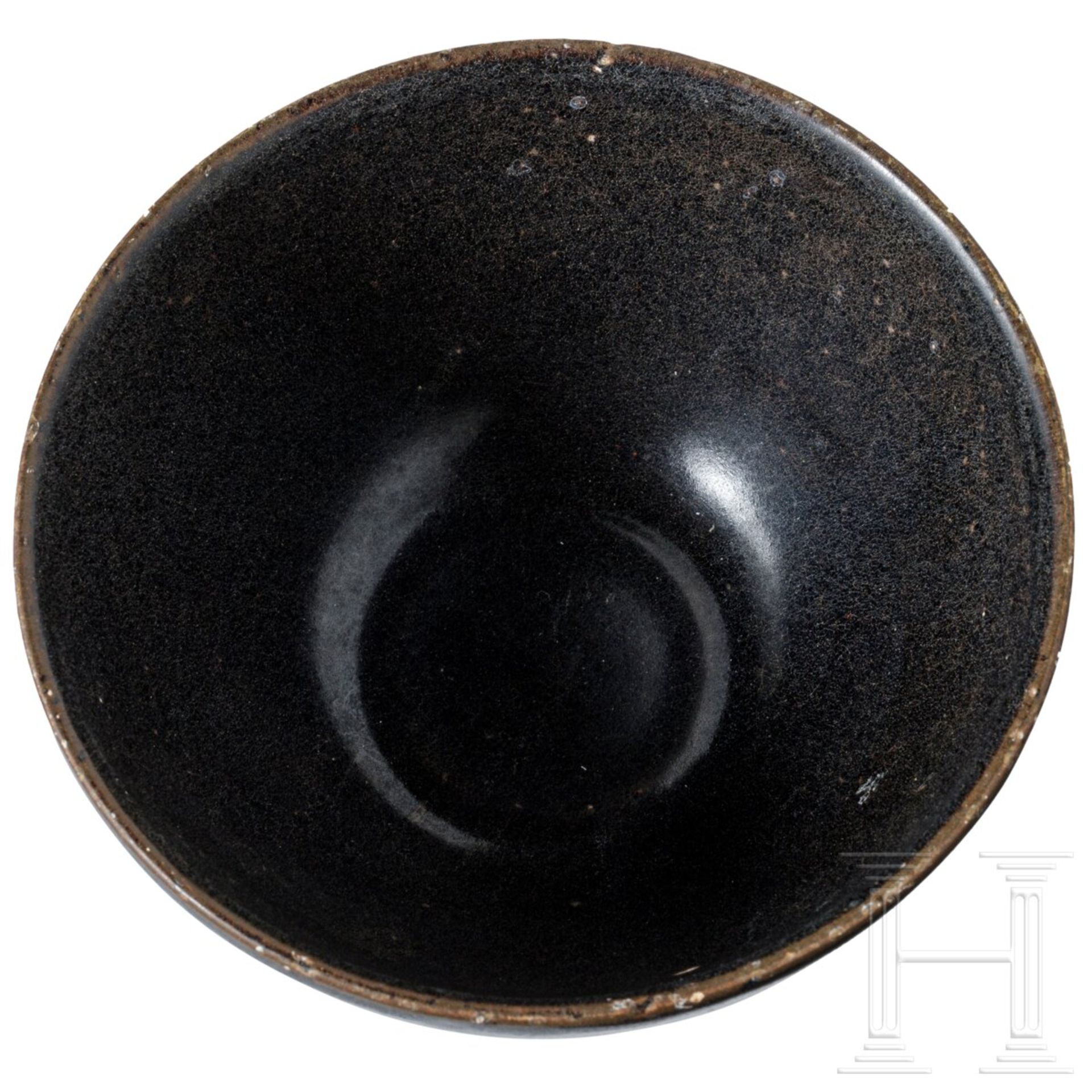 Jizhou-Teeschale, schwarz glasiert, wohl südliche Song-Dynastie (12. - 13. Jhdt.) - Image 2 of 17