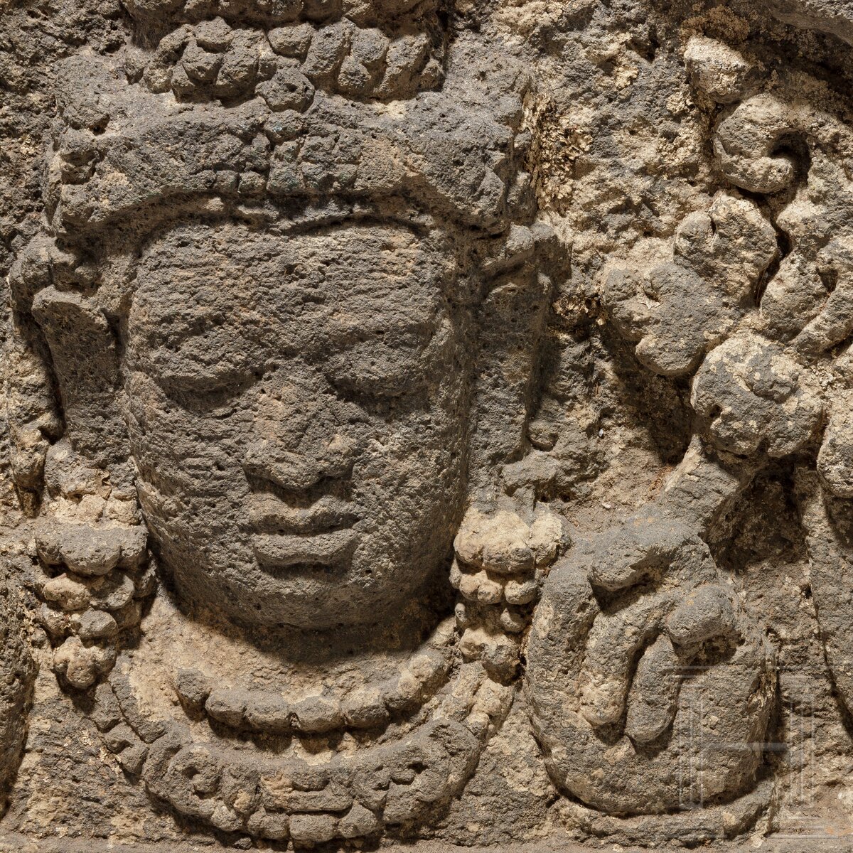 Relief mit dem Kopf des Bodhisattva, Java, Indonesien, 9. Jhdt. - Image 4 of 5