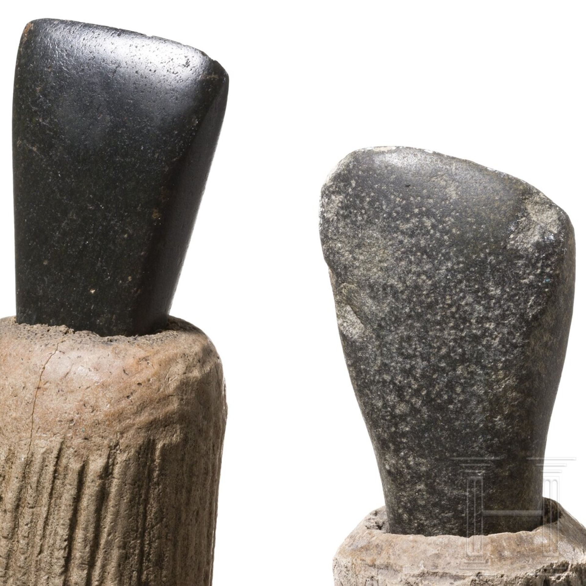 Zwei stumpfnackige Steinbeilklingen mit zugehörigem Geweihfutter, mittlere Jungsteinzeit Mitteleurop - Image 4 of 4