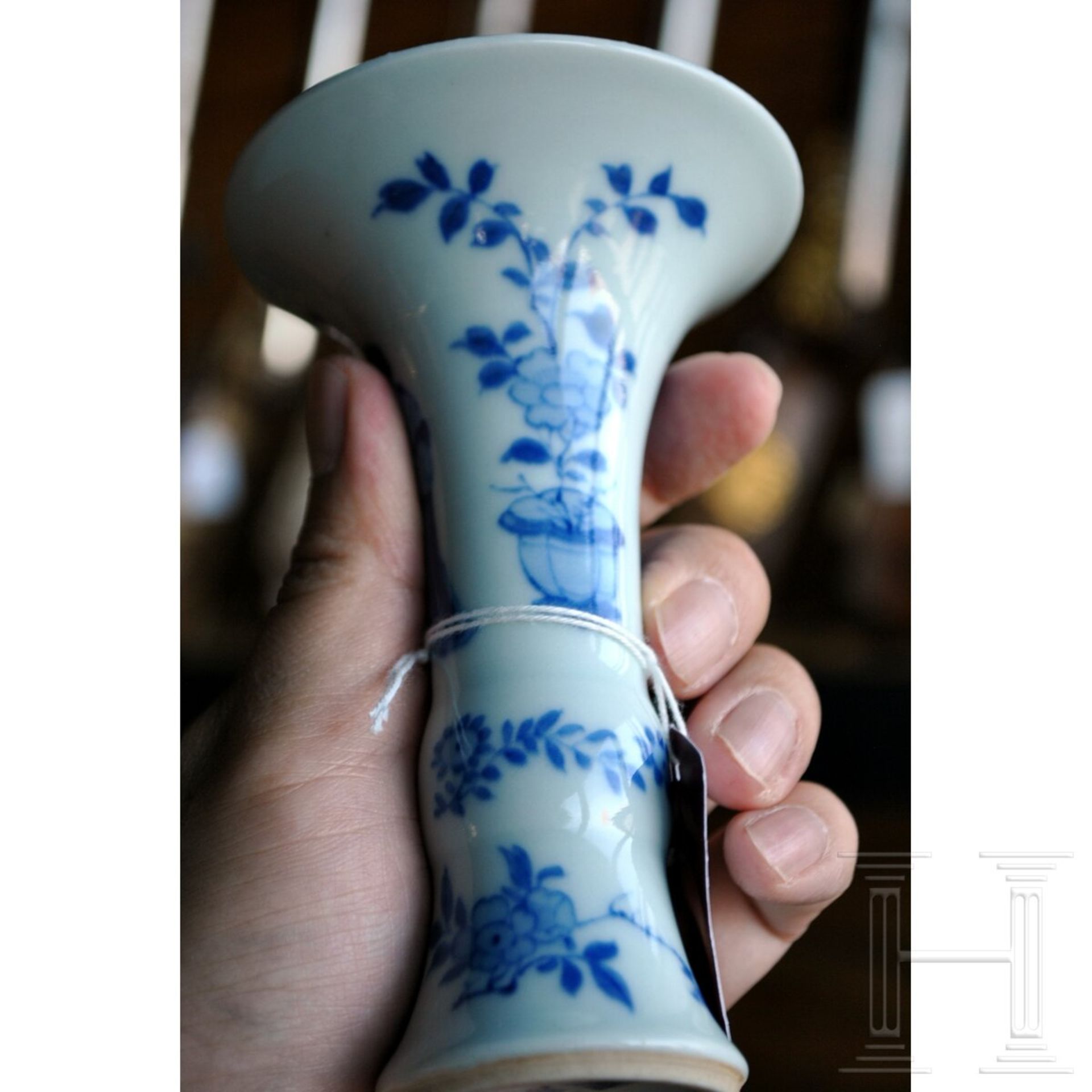 Kleine blau-weiße Gu-Vase und Deckelgefäß, wohl Kangxi-Periode - Image 10 of 20