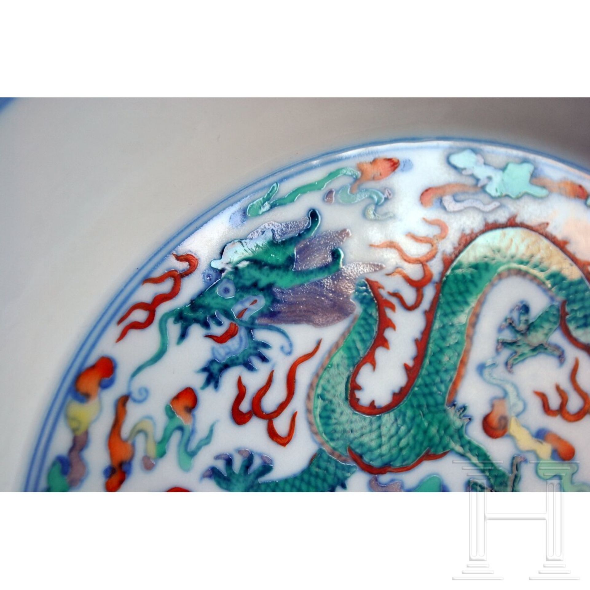 Doucai-Drachen und Phönix-Teller mit Qianlong-Marke, wohl aus späterer Zeit - Image 18 of 19