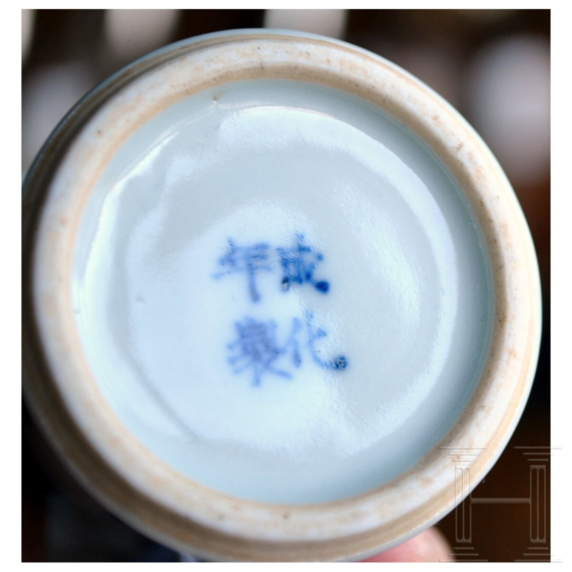 Kleine blau-weiße Gu-Vase und Deckelgefäß, wohl Kangxi-Periode - Image 11 of 20