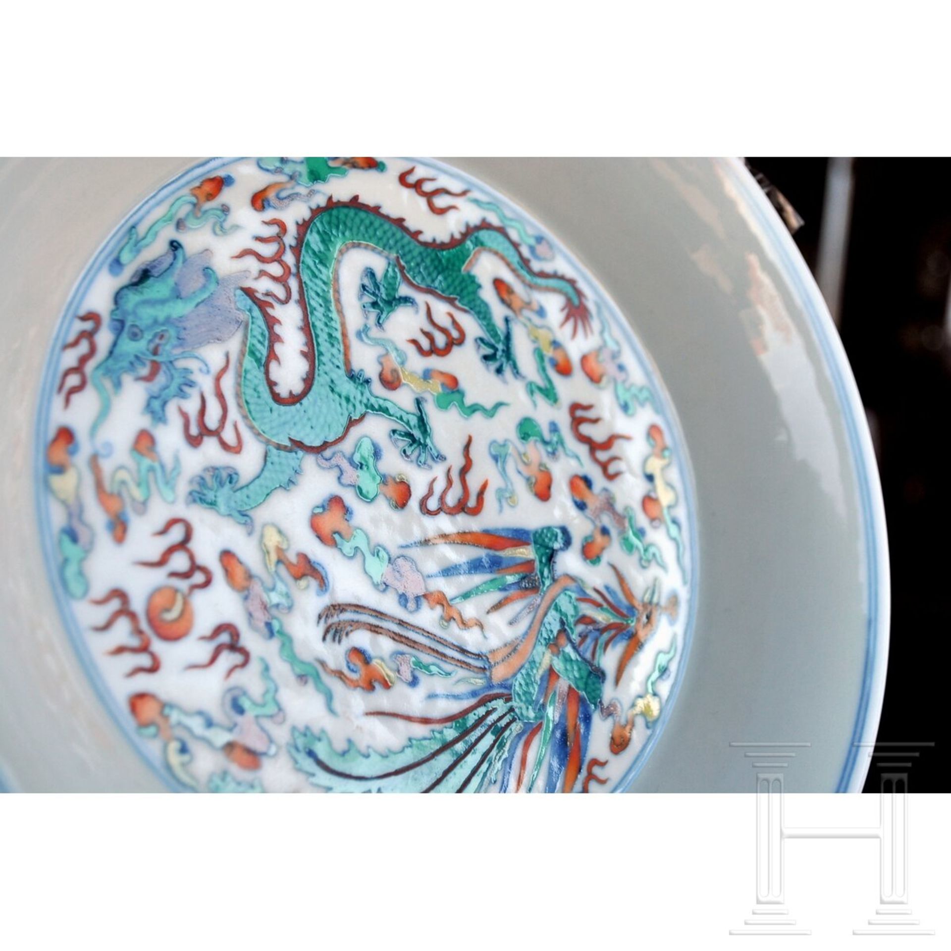 Doucai-Drachen und Phönix-Teller mit Qianlong-Marke, wohl aus späterer Zeit - Image 15 of 19