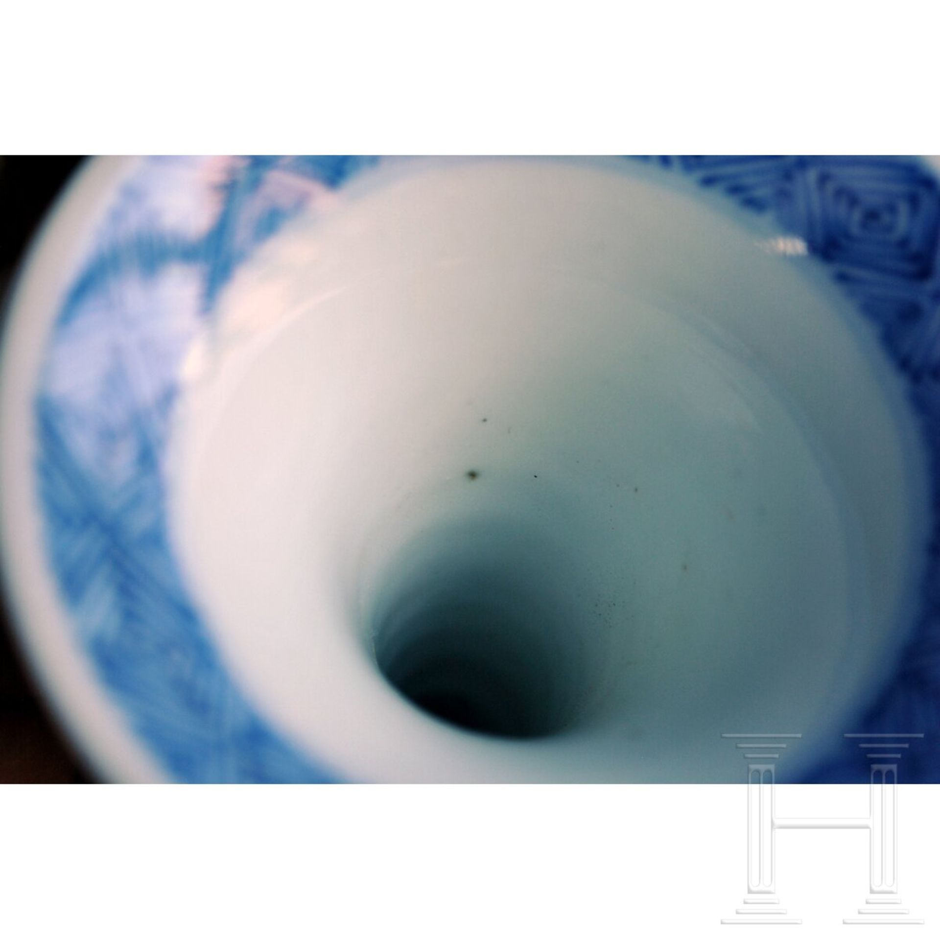 Kleine blau-weiße Gu-Vase und Deckelgefäß, wohl Kangxi-Periode - Image 7 of 20