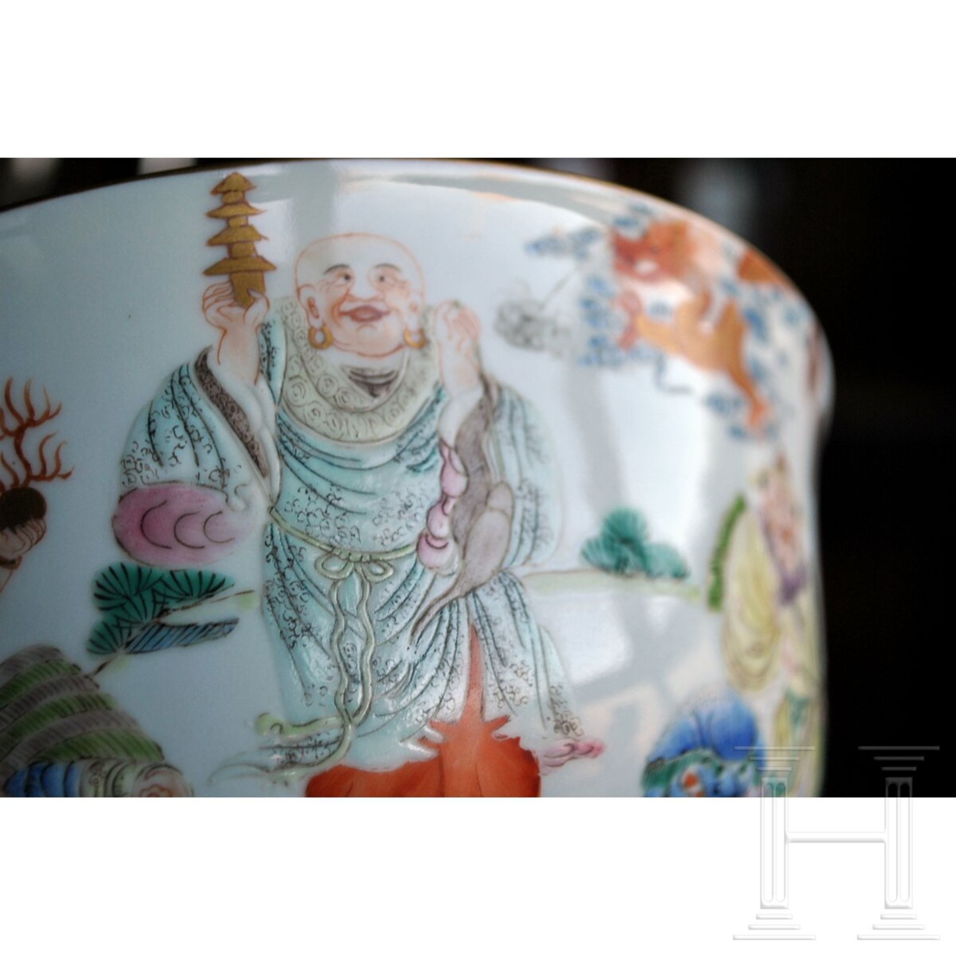 Famille-rose-dekorierte "18 Luohan"-Schale mit Daoguang-Marke - Image 11 of 19