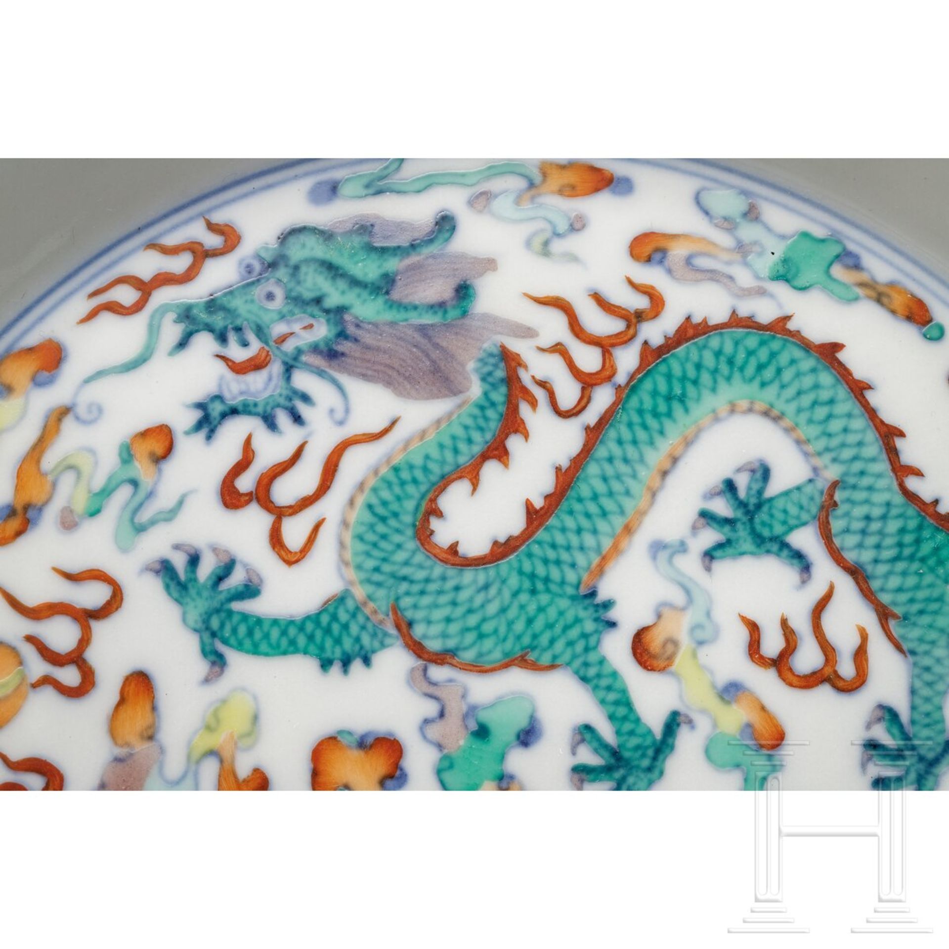 Doucai-Drachen und Phönix-Teller mit Qianlong-Marke, wohl aus späterer Zeit - Image 4 of 19