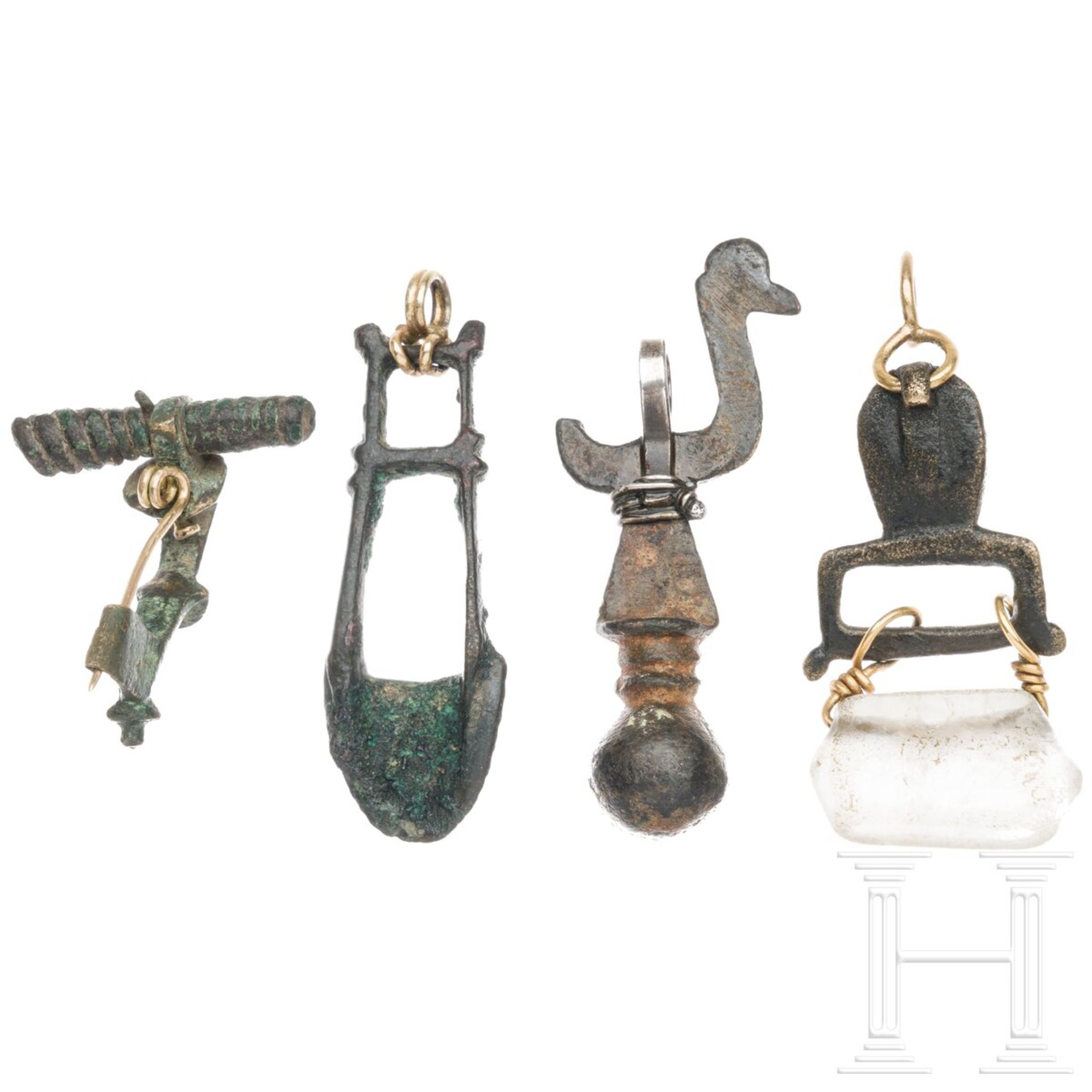 Vier antike Schmuckstücke aus Bronze, modern mit Silber- und Golddraht zum tragbar gemacht. - Image 2 of 2