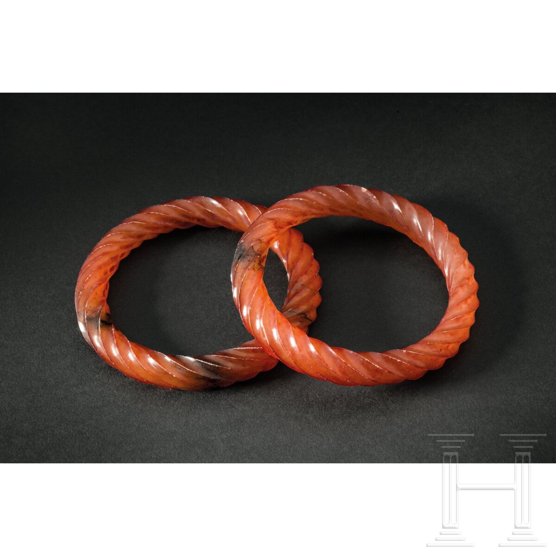 Ein Paar rote Jadeit-Armbänder, China, 20. Jhdt. - Image 2 of 2