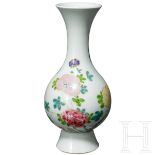 Famille-rose-Vase, wohl 18. Jhdt.