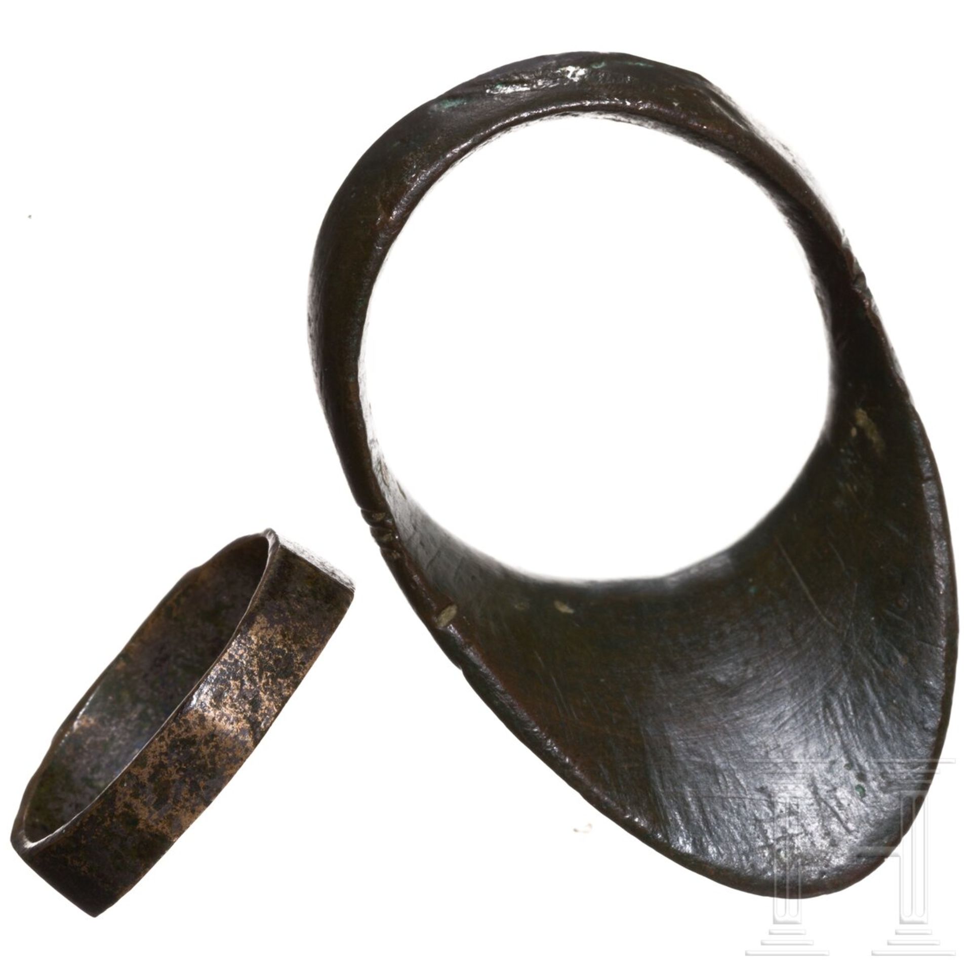 Ring mit Emailleverzierung auf der Ringplatte, romanisch, 11. - 12. Jhdt., sowie Bogenschützenring m - Bild 2 aus 3
