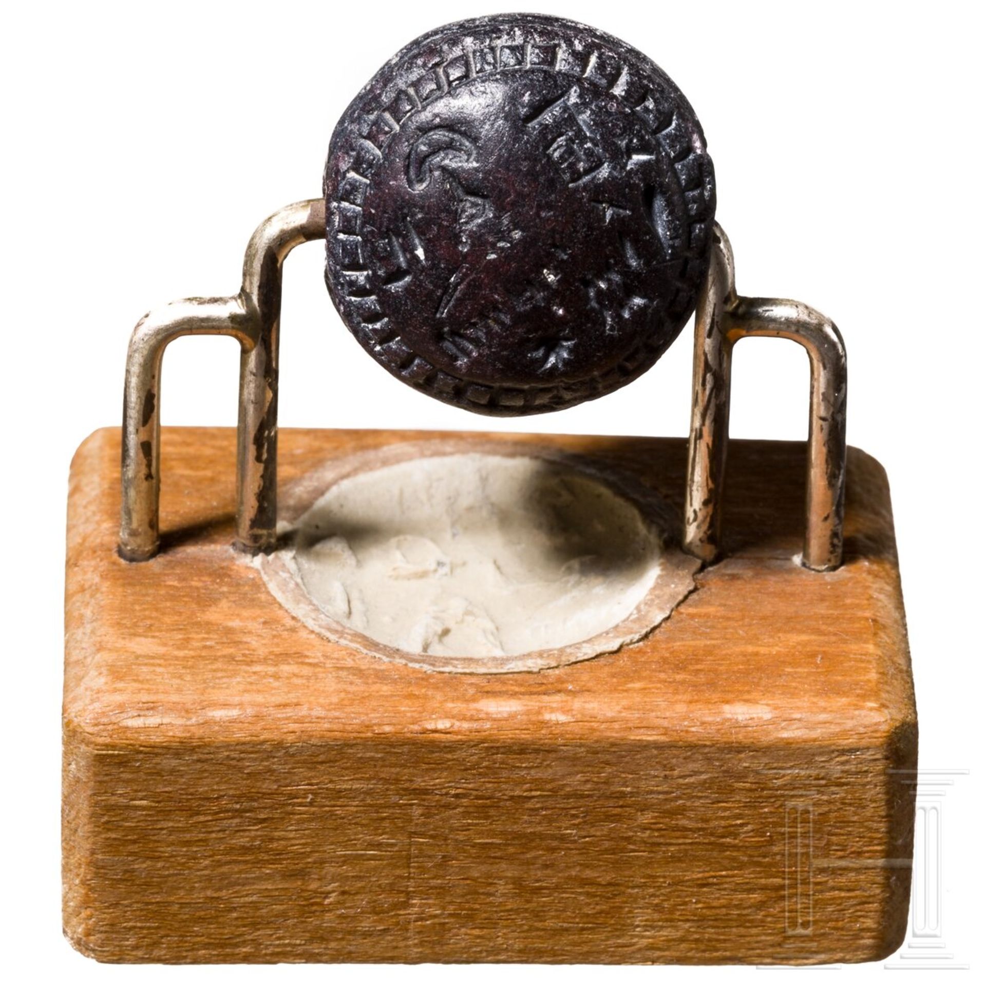 Siegel aus schwarzem Stein, posthethitisch, Ende 2. - frühes 1. Jtsd. v. Chr. - Bild 2 aus 3