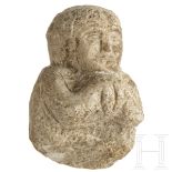 Ausdrucksstarkes Kalksteinfragment eines Offerenten, Vorderasien, 1. Jtsd. v. Chr.