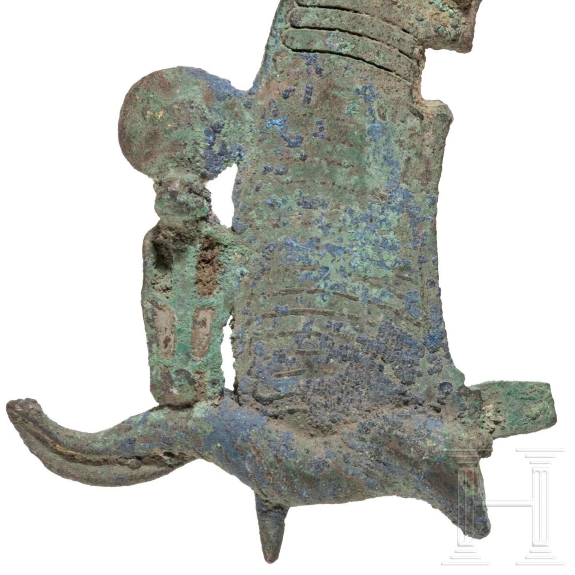 Zwei Hälften von Federkronen mit Uräusschlangen, Bronze, Ägypten, 2. - 1. Jtsd. v. Chr.  - Bild 4 aus 4
