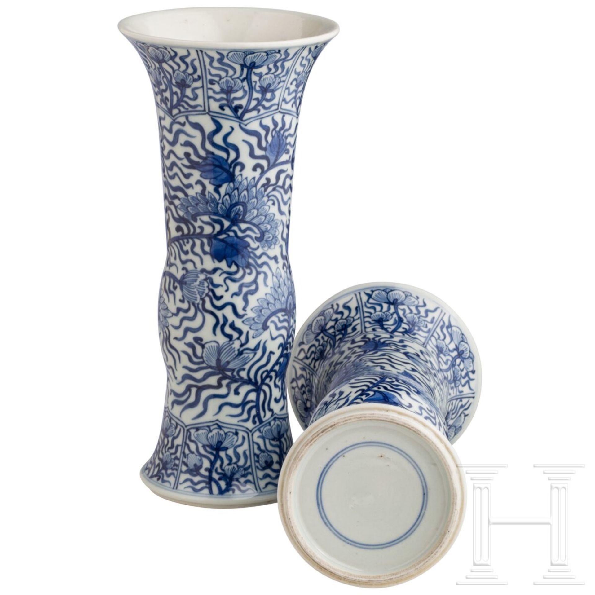 Ein Paar blau-weiße Gu-Vasen, Qing-Dynastie, 19. Jhdt. - Image 3 of 3