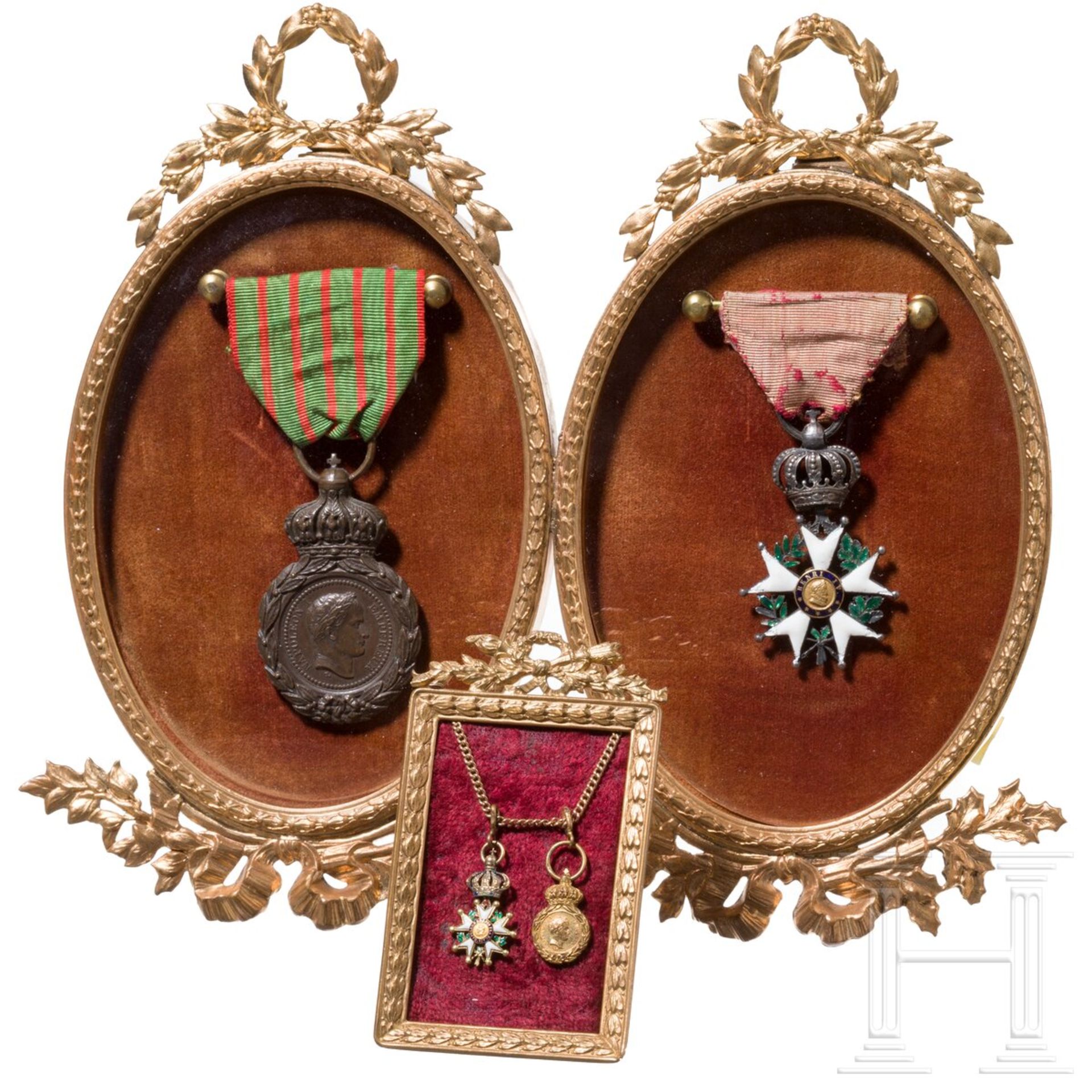 Ritterkreuz der Ehrenlegion und St.-Helena-Medaille sowie zwei Miniaturen, 19. Jhdt.