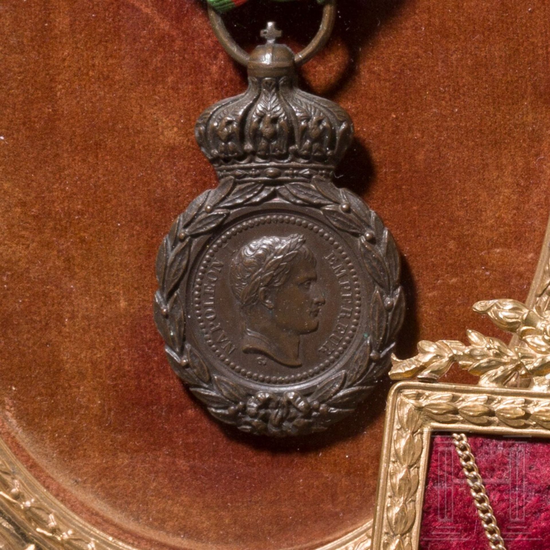Ritterkreuz der Ehrenlegion und St.-Helena-Medaille sowie zwei Miniaturen, 19. Jhdt. - Image 3 of 5