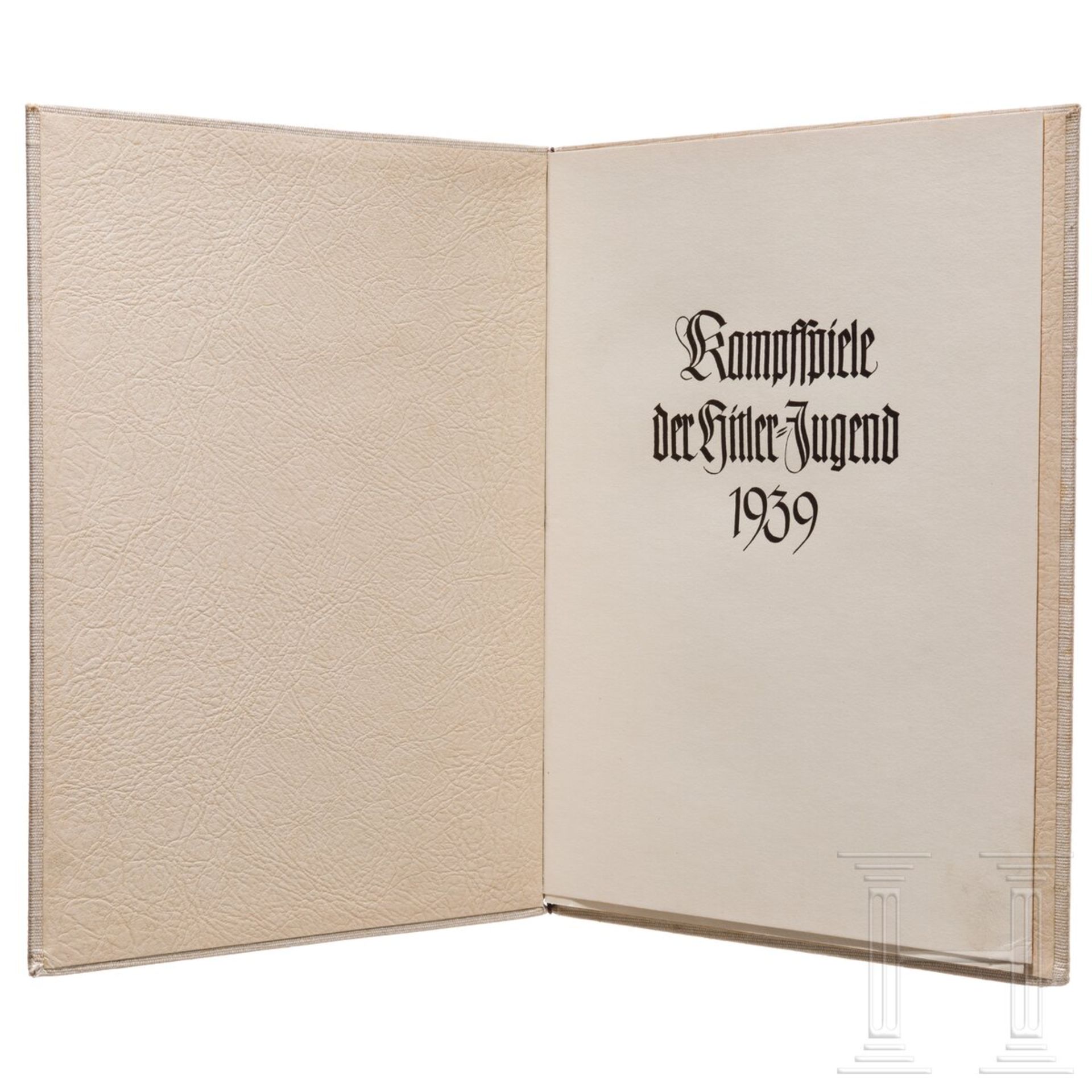 Urkundenmappe für die bronzene Siegernadel der HJ-Reichsjugendführung 1939 - Image 8 of 10