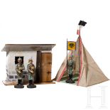 Drei Hausser-Elastolin Stillgestandene mit Standartenträger, ein Zelt und eine Arrestzelle