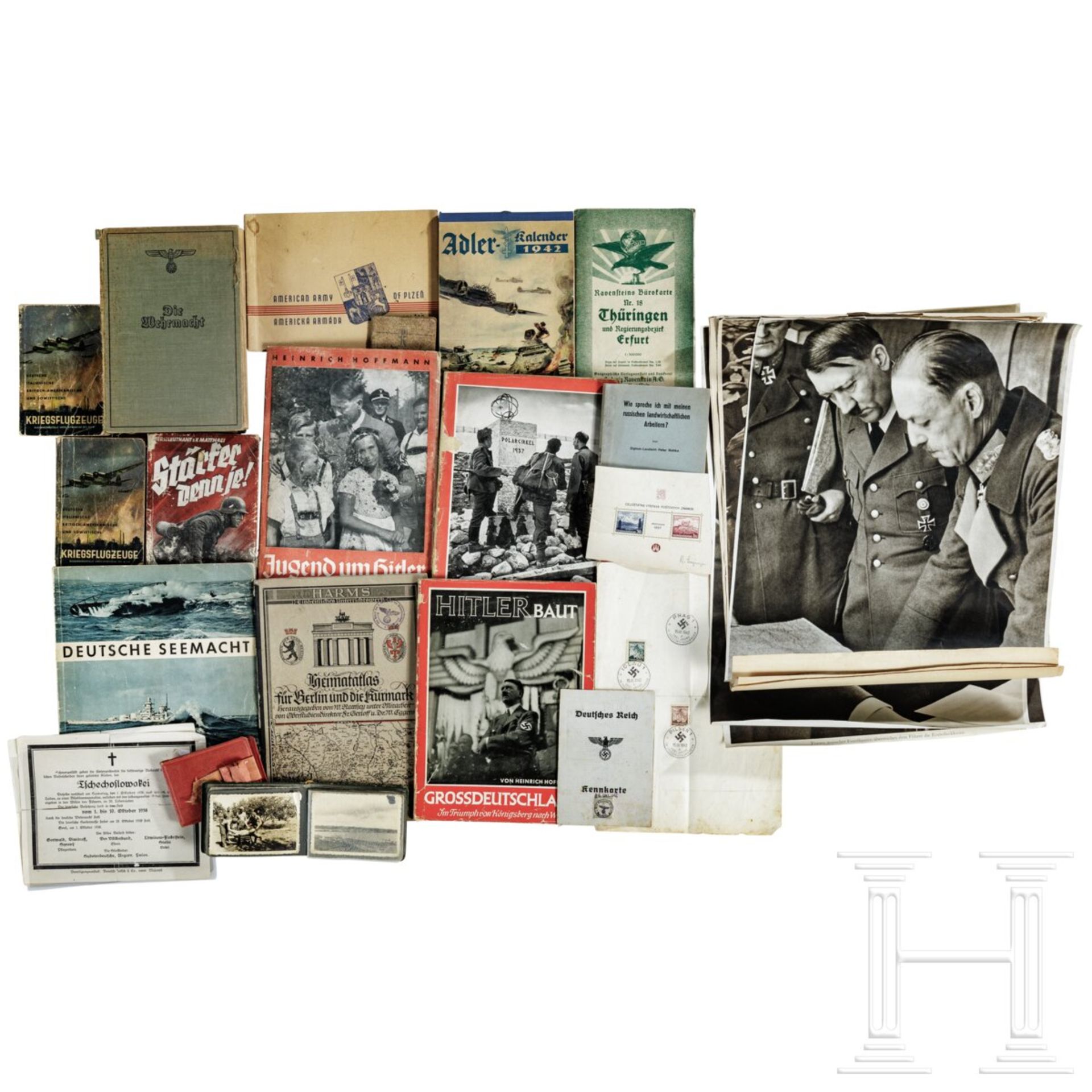 Konvolut mit zehn Büchern, dabei Heinrich Hoffmann, Plakaten, kleinen Fotoalben, Kennkarte von 1942 