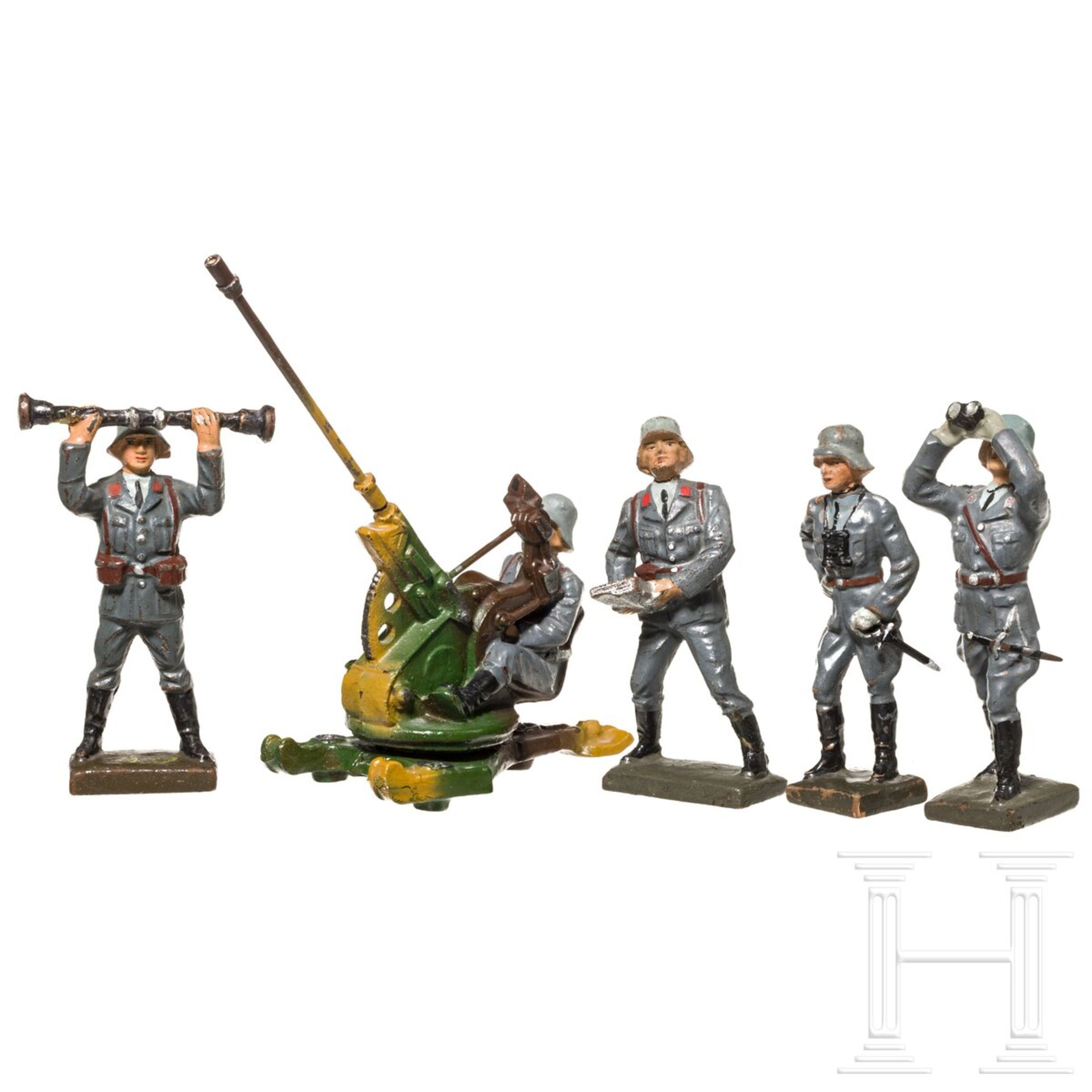 Fünf Lineol Flaksoldaten mit auf 2 cm-Flak 7/140 sitzendem Soldaten