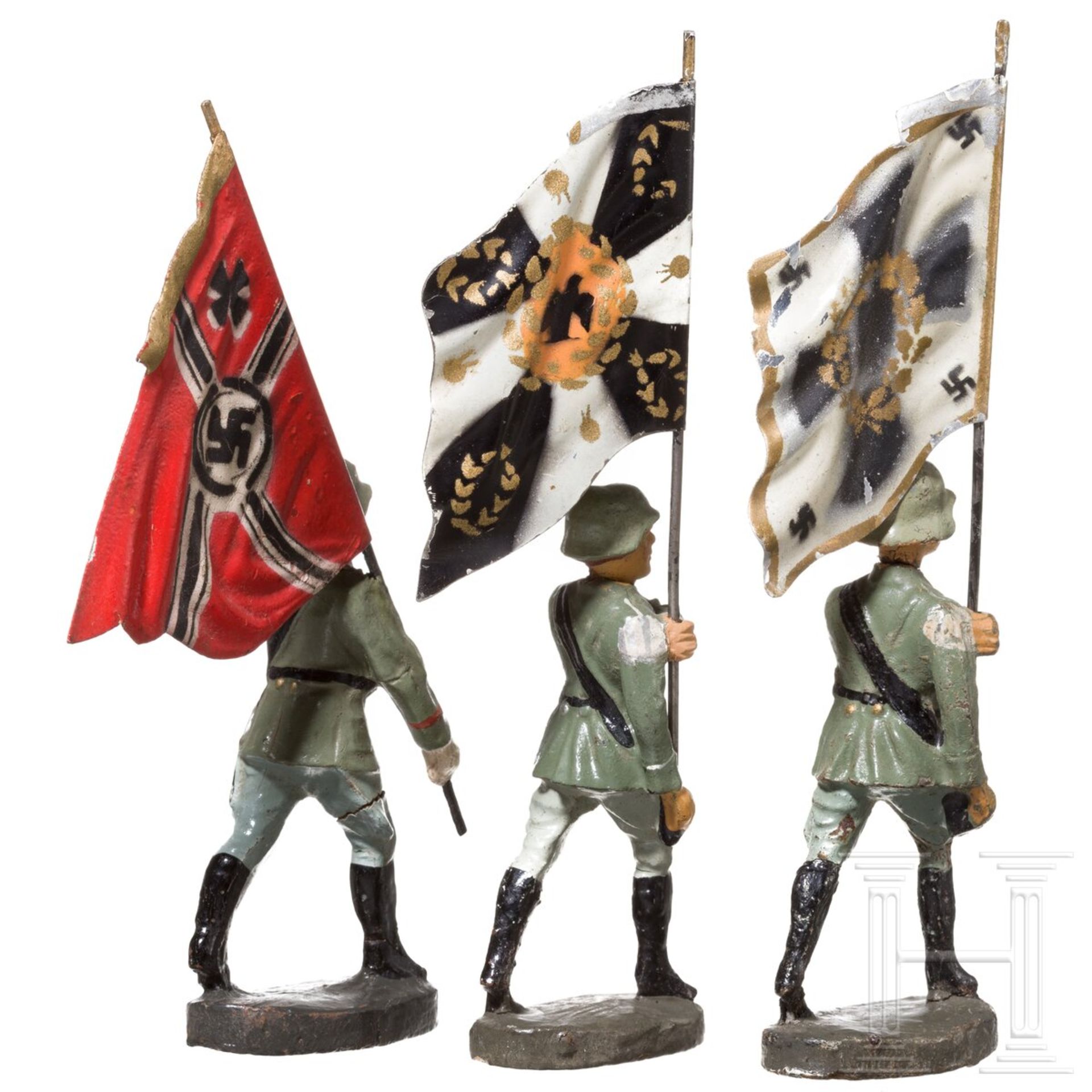Drei Hausser-Elastolin Fahnenträger mit RK-Fahne, Lineol WH und einer schwarzen Traditionsfahne der  - Bild 3 aus 4