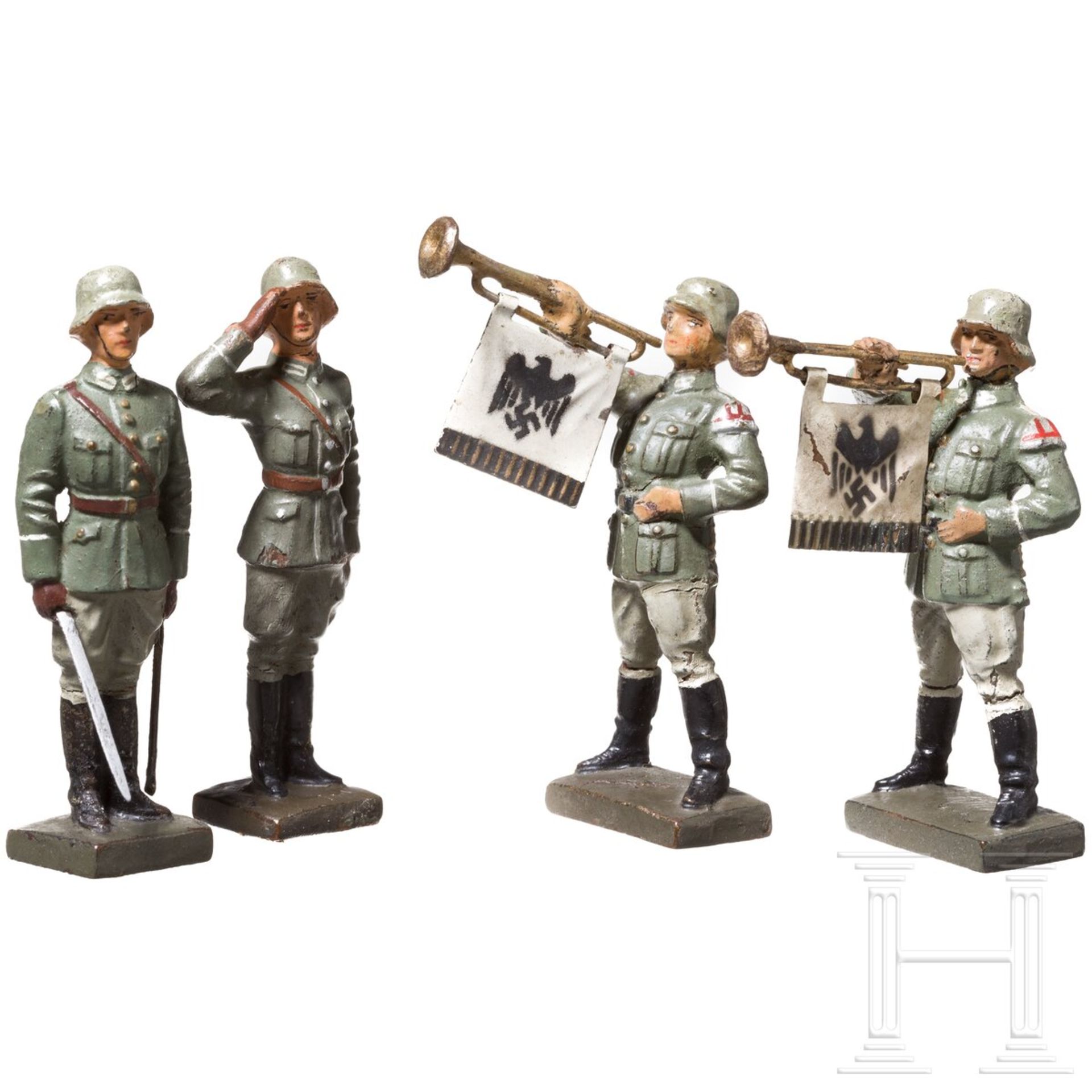 Vier stillgestandene Lineol Soldaten des Heeres mit Fanfarenbläsern