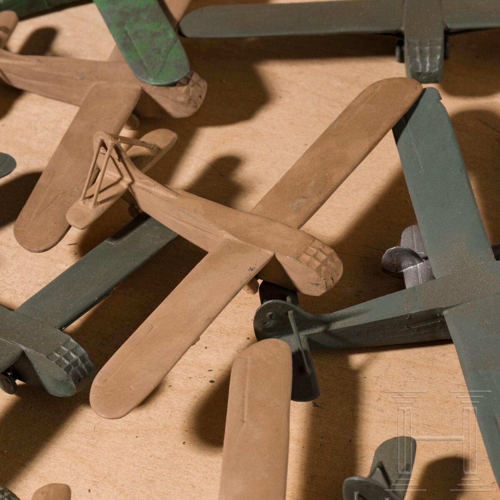 Holzschachtel mit ca. 35 militärischen Flugzeug-Miniaturmodellen - Bild 4 aus 5