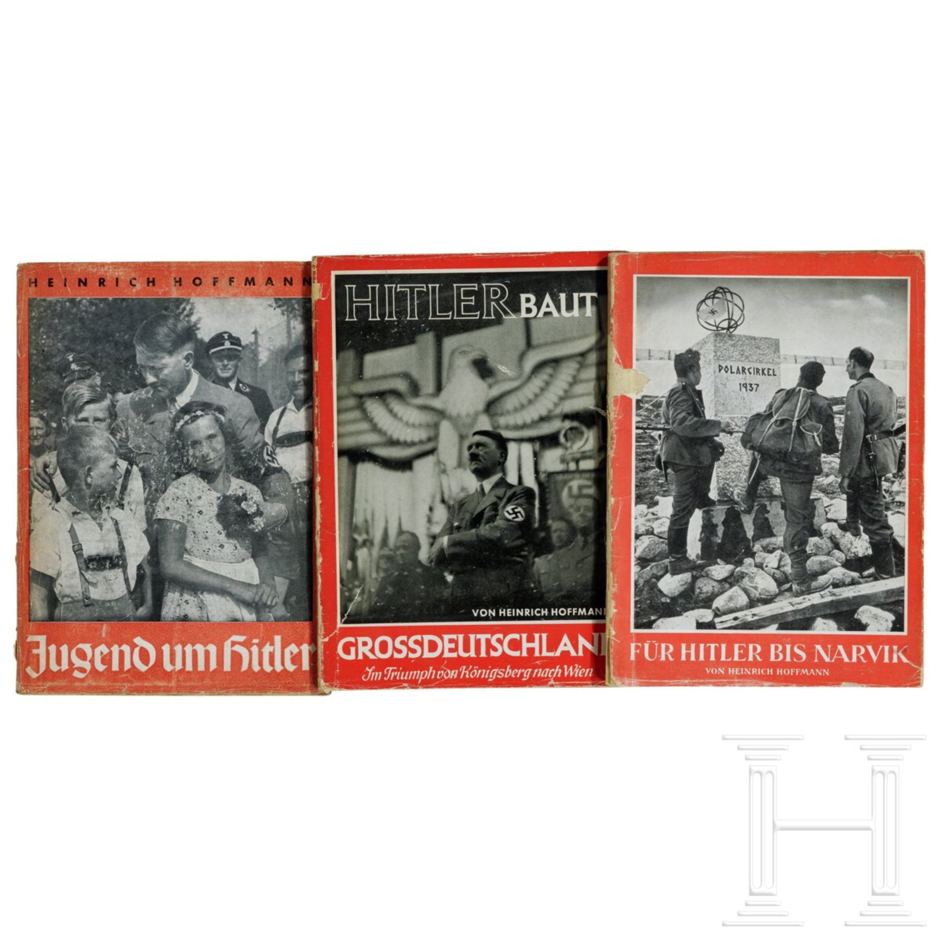 Konvolut mit zehn Büchern, dabei Heinrich Hoffmann, Plakaten, kleinen Fotoalben, Kennkarte von 1942  - Bild 2 aus 9