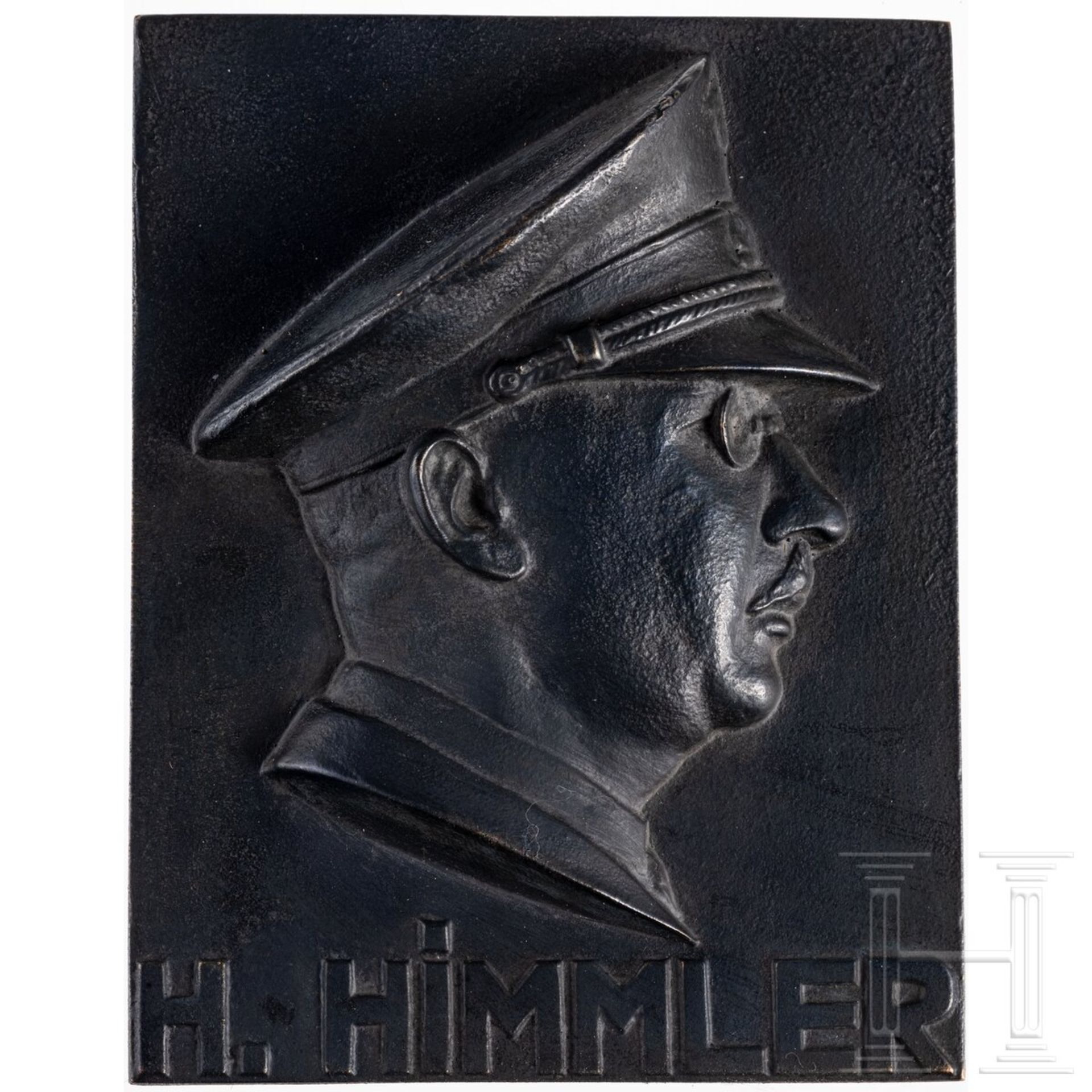 Geschwärzte Plakette mit Himmler-Portrait
