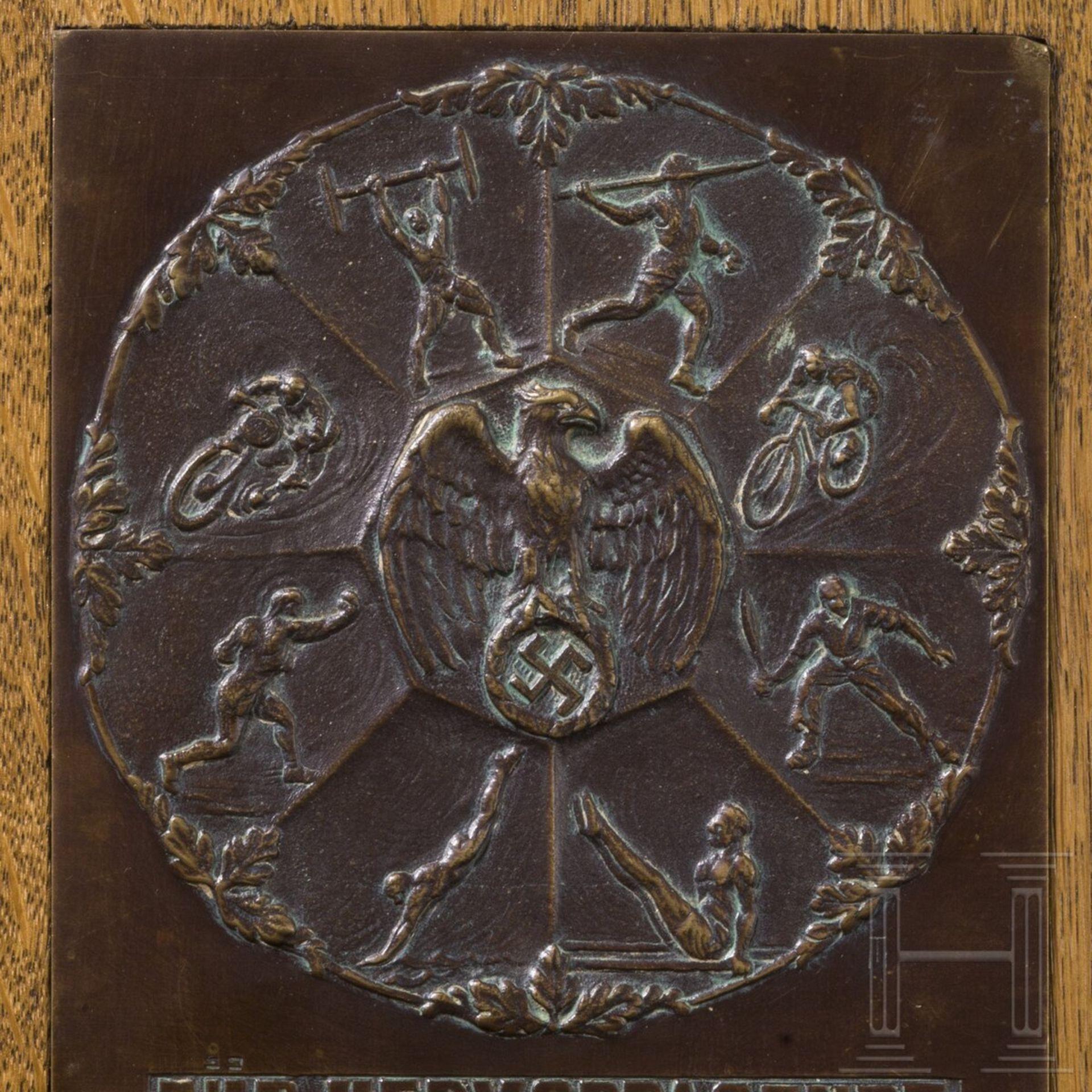 Bronzeplakette "Für hervorragende sportliche Leistungen gewidmet - Westdeutscher Beobachter" - Bild 2 aus 2