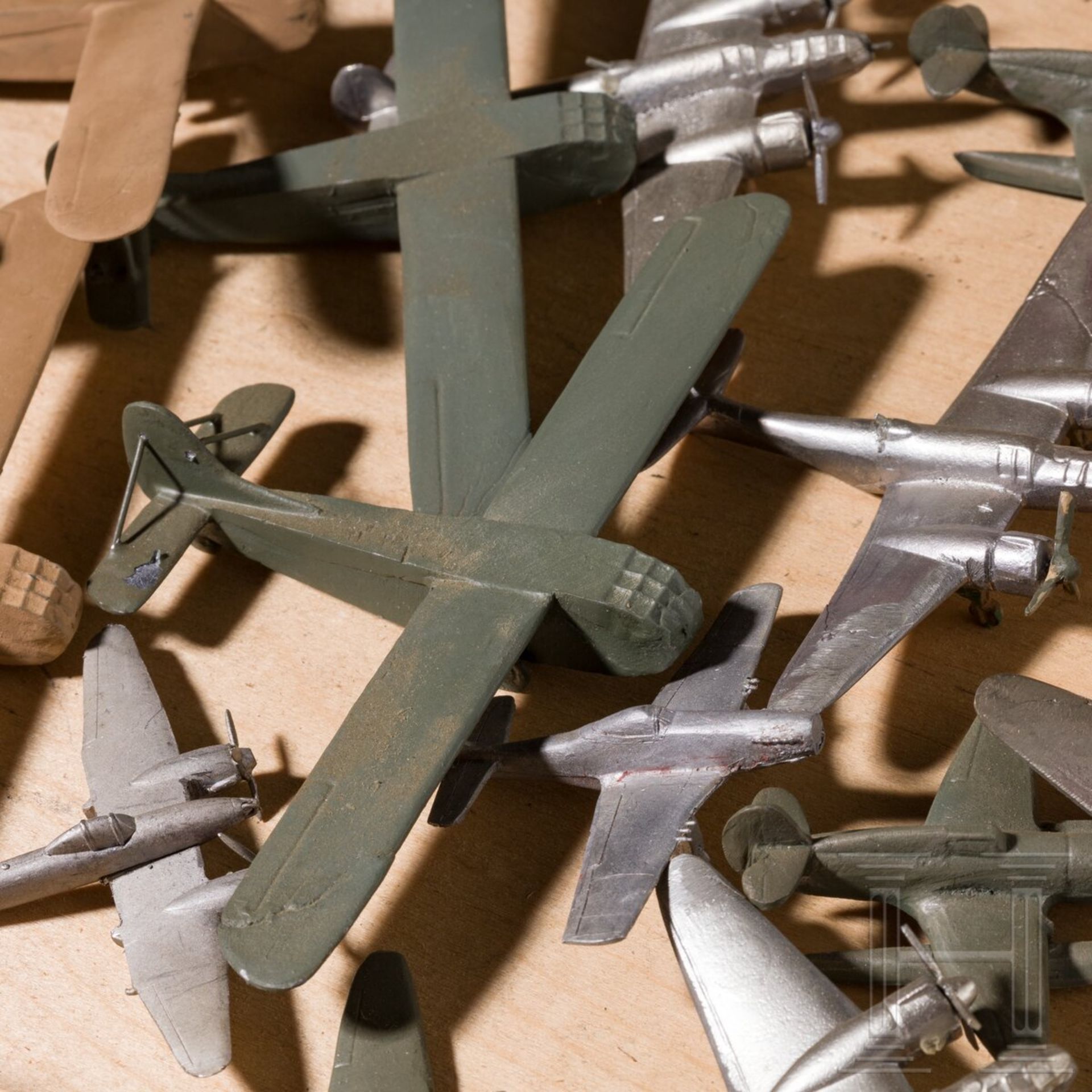 Holzschachtel mit ca. 35 militärischen Flugzeug-Miniaturmodellen - Bild 2 aus 5