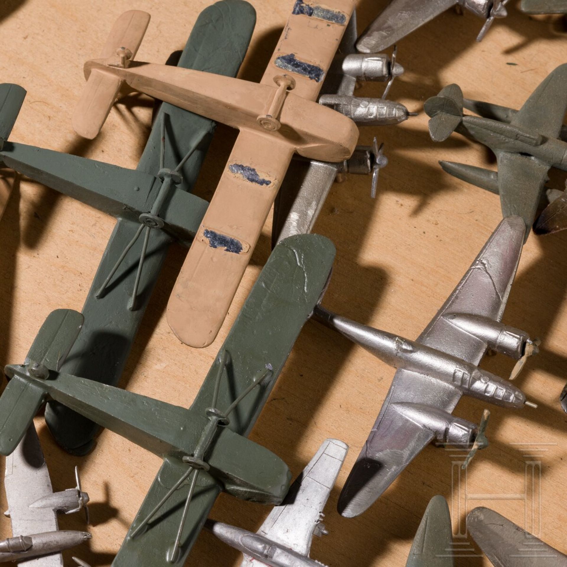 Holzschachtel mit ca. 35 militärischen Flugzeug-Miniaturmodellen - Bild 5 aus 5