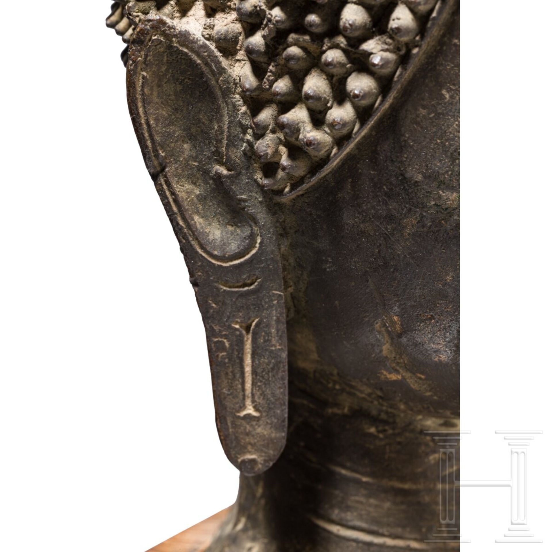 Bronzener Buddhakopf im Sukhotai-Stil, Thailand, wohl 18./frühes 19. Jhdt. - Bild 8 aus 8