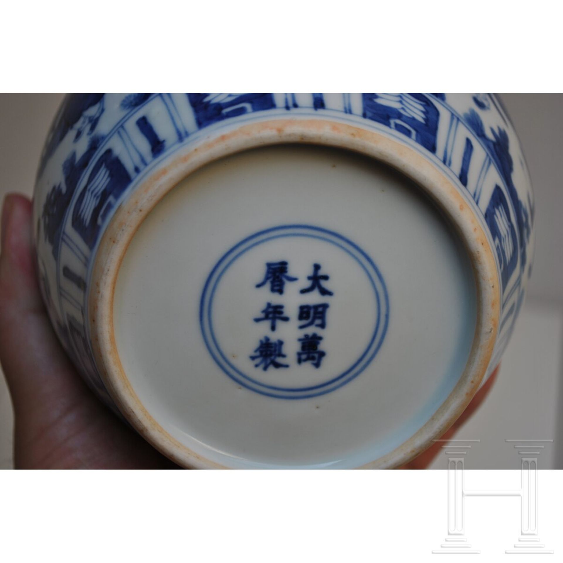 Blau-weiße Vase mit figürlicher Szene mit Wanli-Sechszeichenmarke, China, wahrscheinlich aus dieser - Image 10 of 18