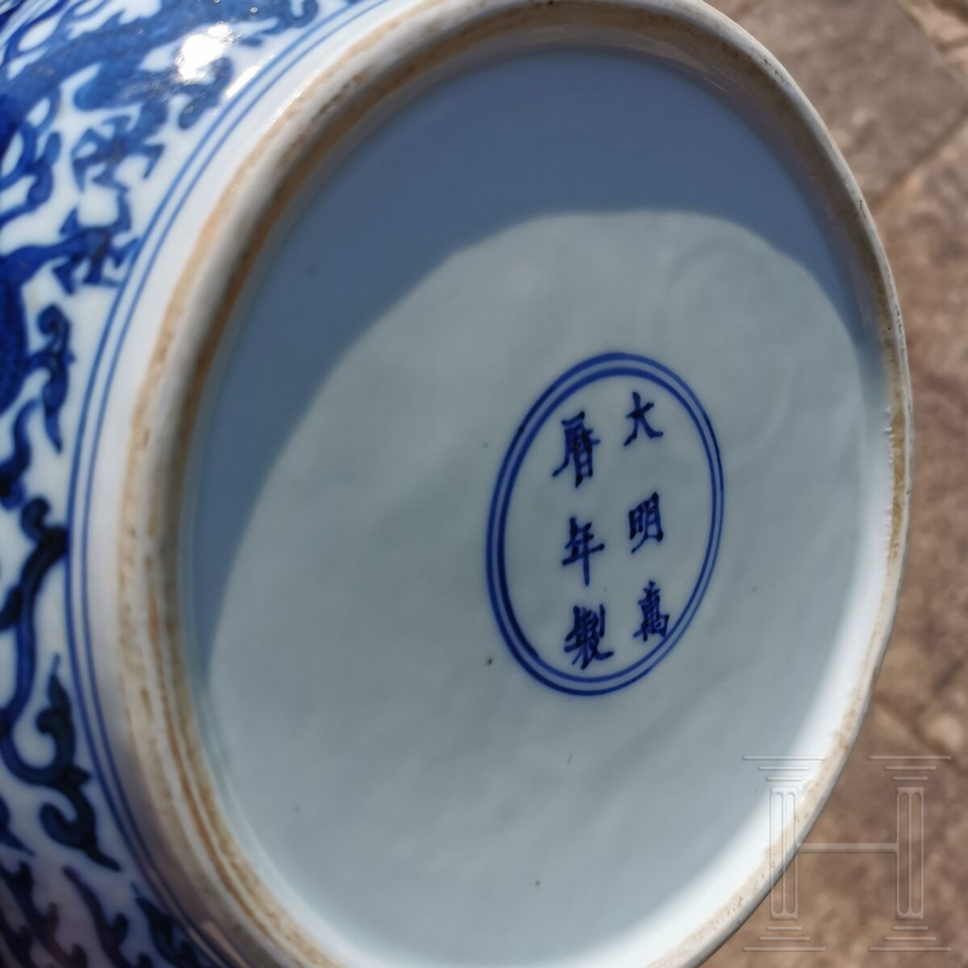 Große blaue-weiße Deckeldose mit Drache und Wanli-Sechszeichenmarke, China, 18./19. Jhdt. - Image 16 of 17