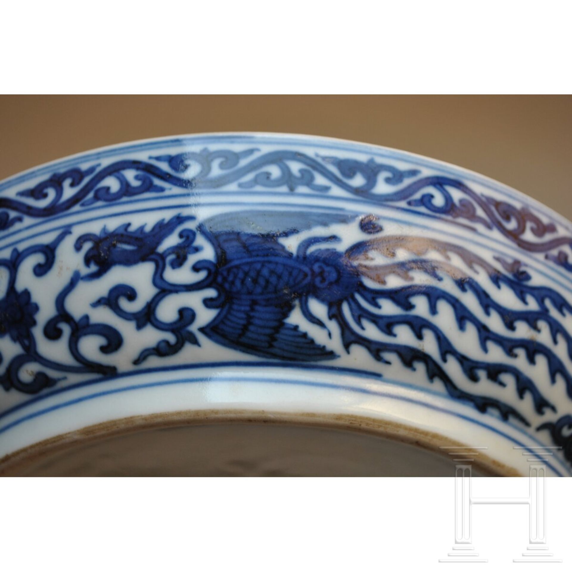 Große blaue-weiße Deckeldose mit Drache und Wanli-Sechszeichenmarke, China, 18./19. Jhdt. - Image 11 of 17