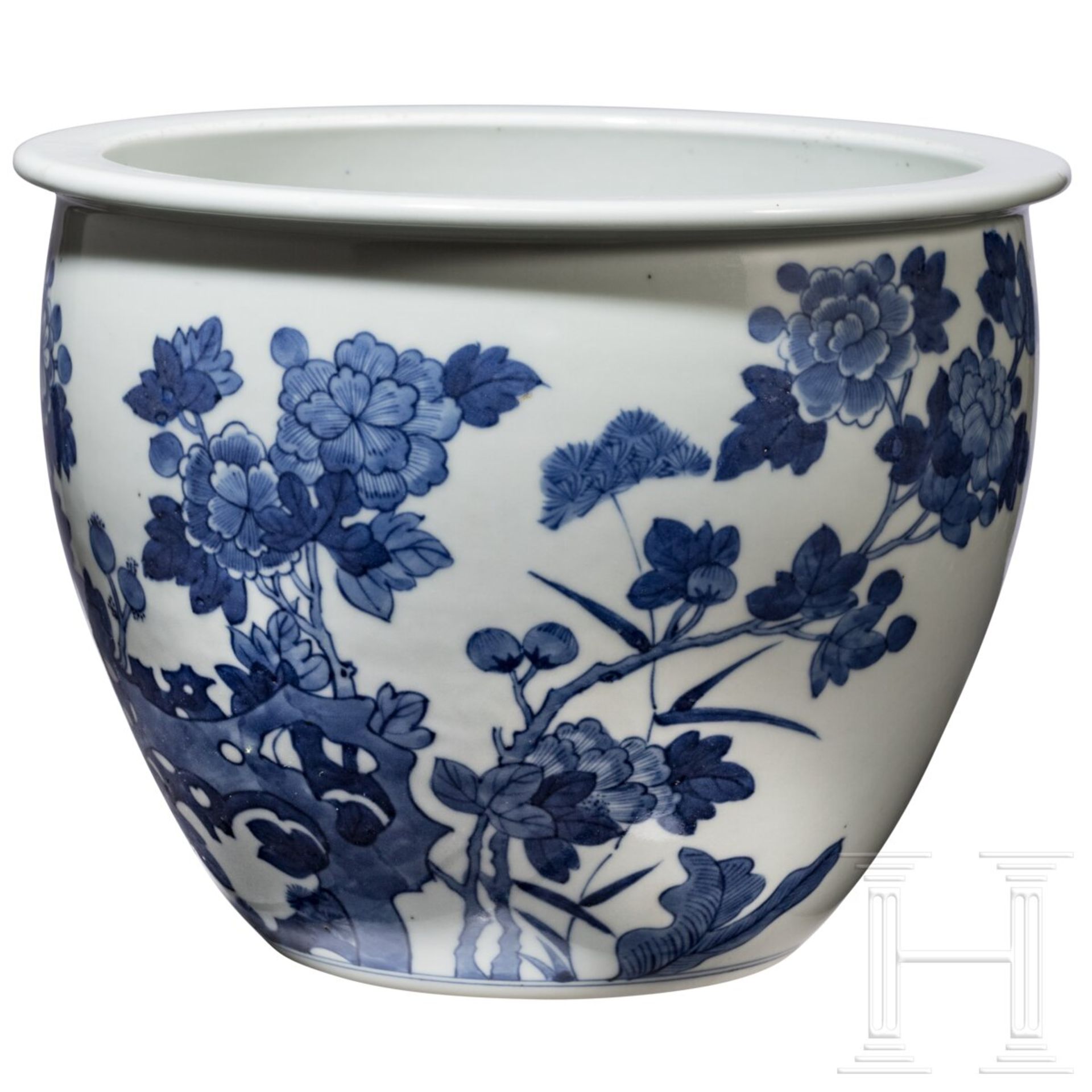 Große blau-weiße Jardiniere mit Blumendekor, China, wohl Kangxi-Periode