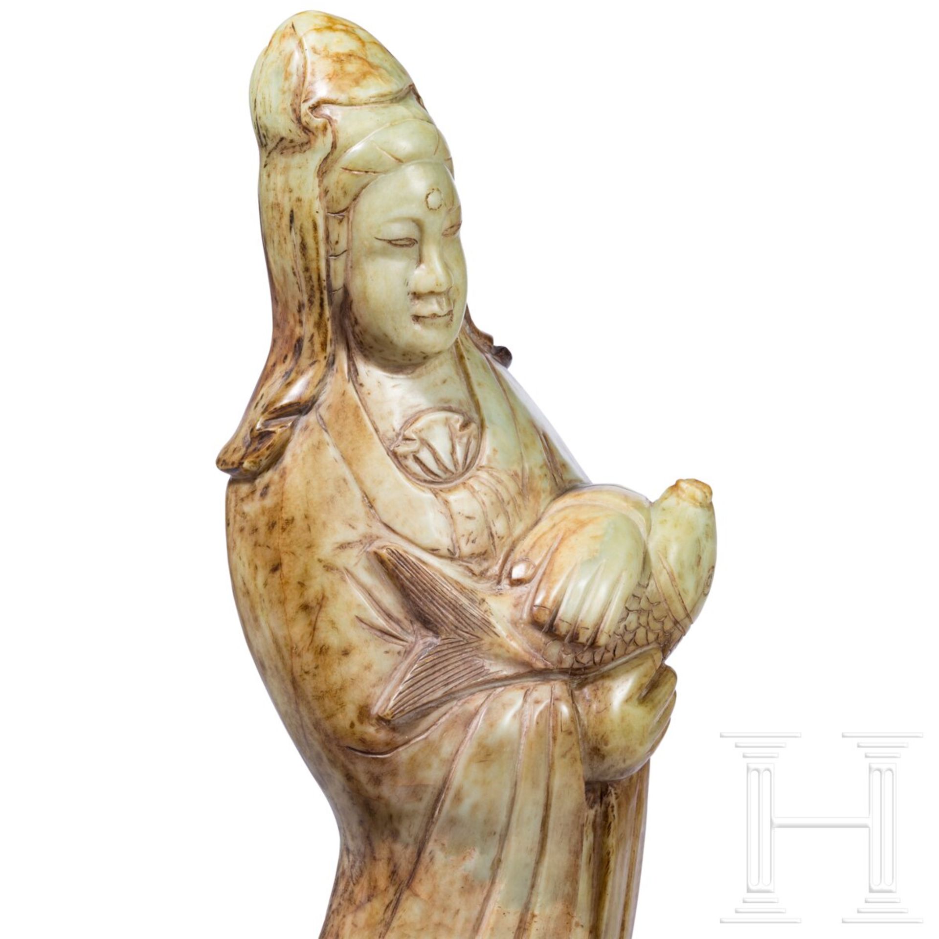 Überragende Jadestatue der Guanyin als Fischerpatronin, China, 20. Jhdt. - Image 4 of 4