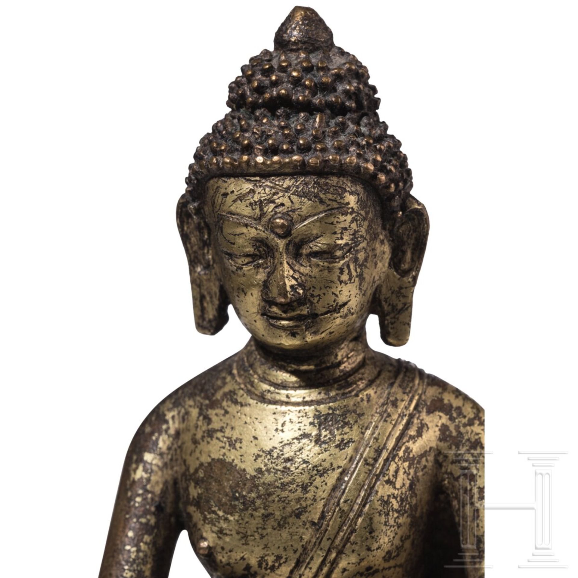 Kleine vergoldete Bronze des Buddha Shakyamuni, Nepal, 17. /18. Jhdt. - Bild 3 aus 5