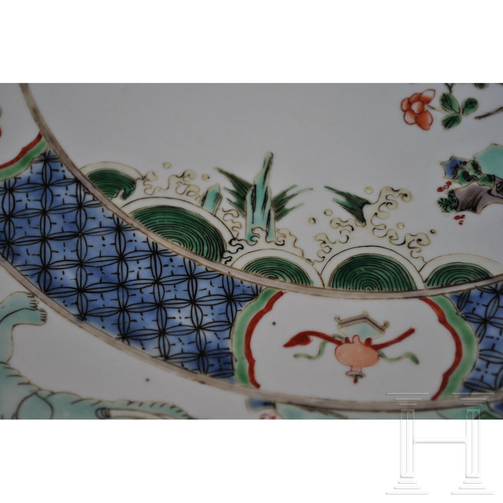 Zwei große Famille-verte-Teller mit figürlichem Dekor, China, wohl Kangxi-Periode (18. Jhdt.) - Image 19 of 40