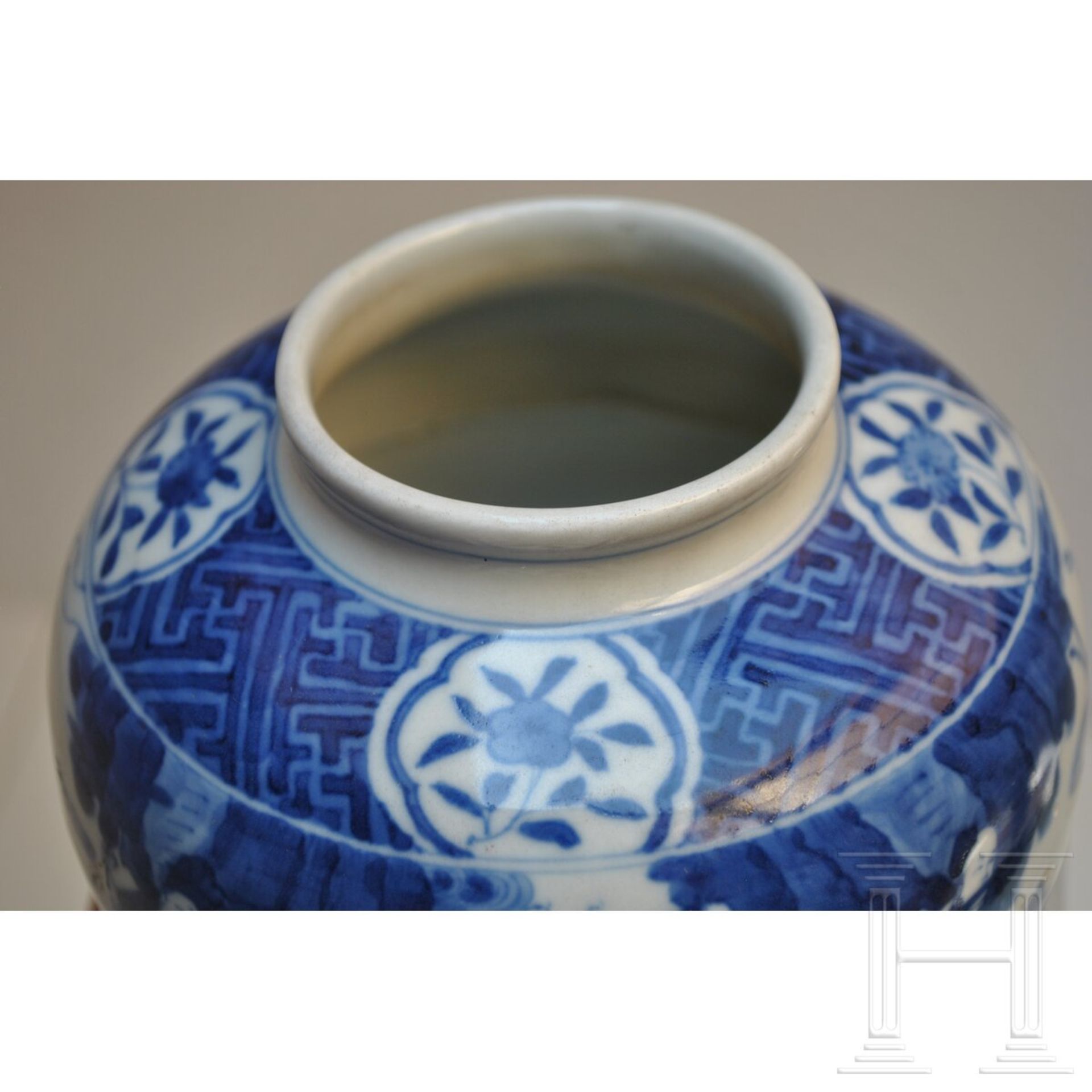 Blau-weiße Vase mit figürlicher Szene mit Wanli-Sechszeichenmarke, China, wahrscheinlich aus dieser - Image 15 of 18