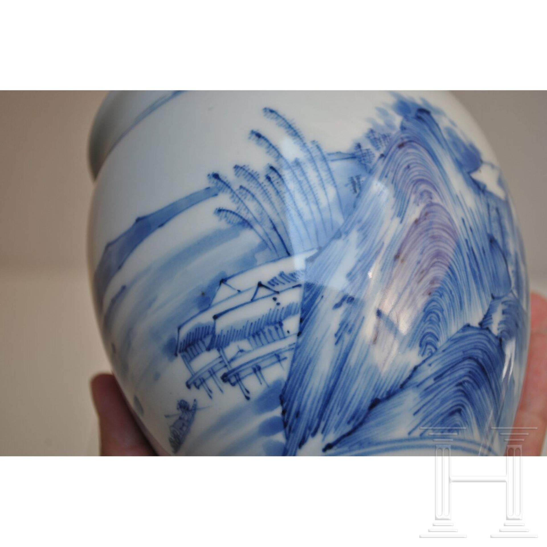 Blau-weiße Vase mit Seenlandschaft, China, wohl Kangxi-Periode (18. Jhdt.) - Bild 10 aus 15