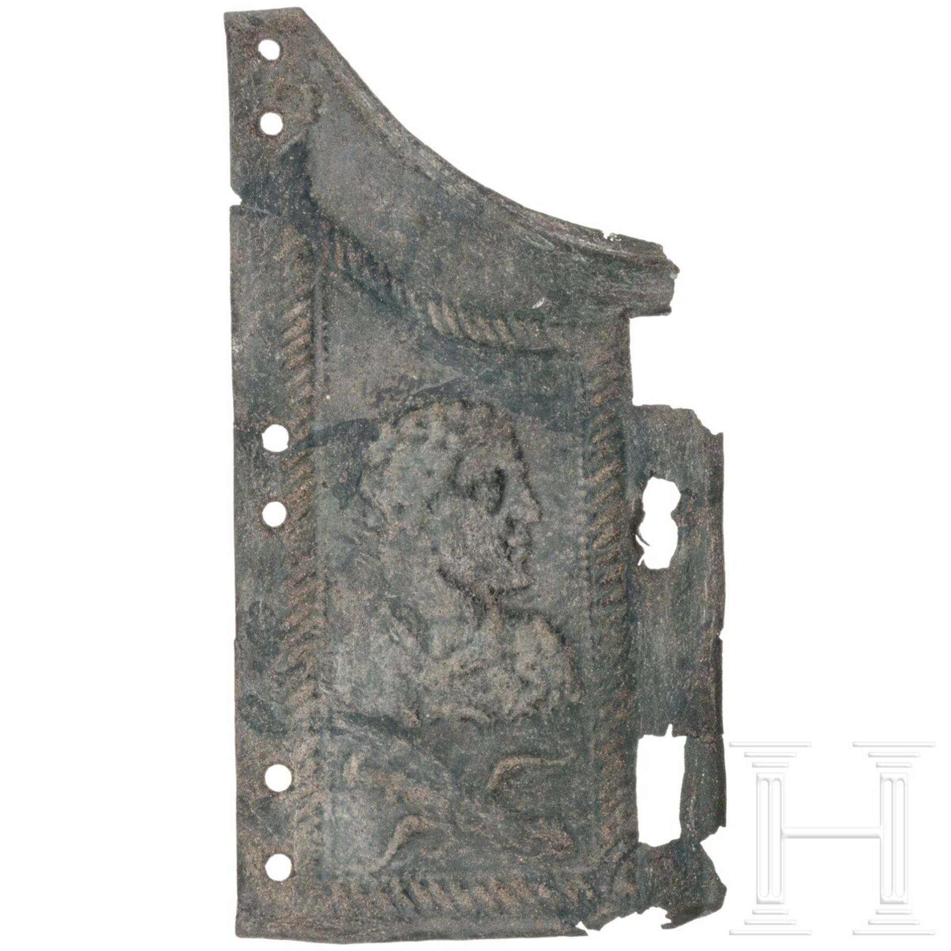 Bronzene Verschlussplatte eines Panzerhemdes, römisch, 2. - 3. Jhdt. - Bild 2 aus 2