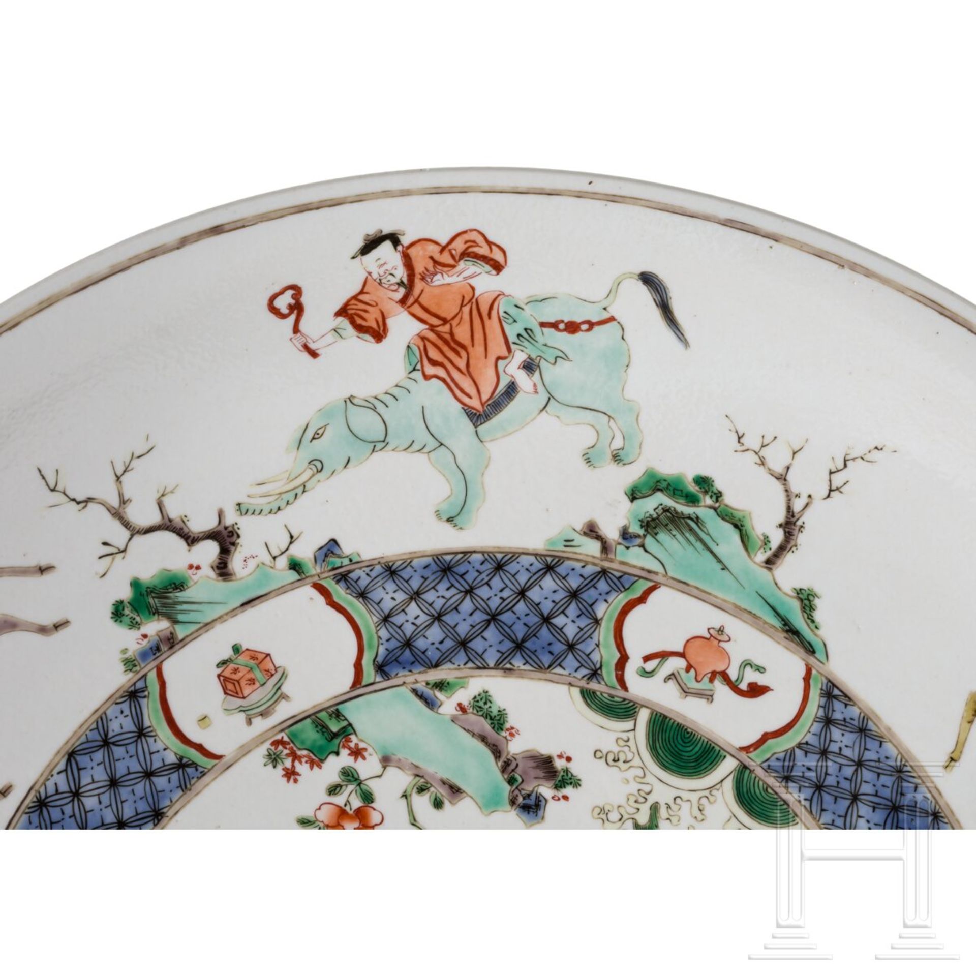 Zwei große Famille-verte-Teller mit figürlichem Dekor, China, wohl Kangxi-Periode (18. Jhdt.) - Image 10 of 40