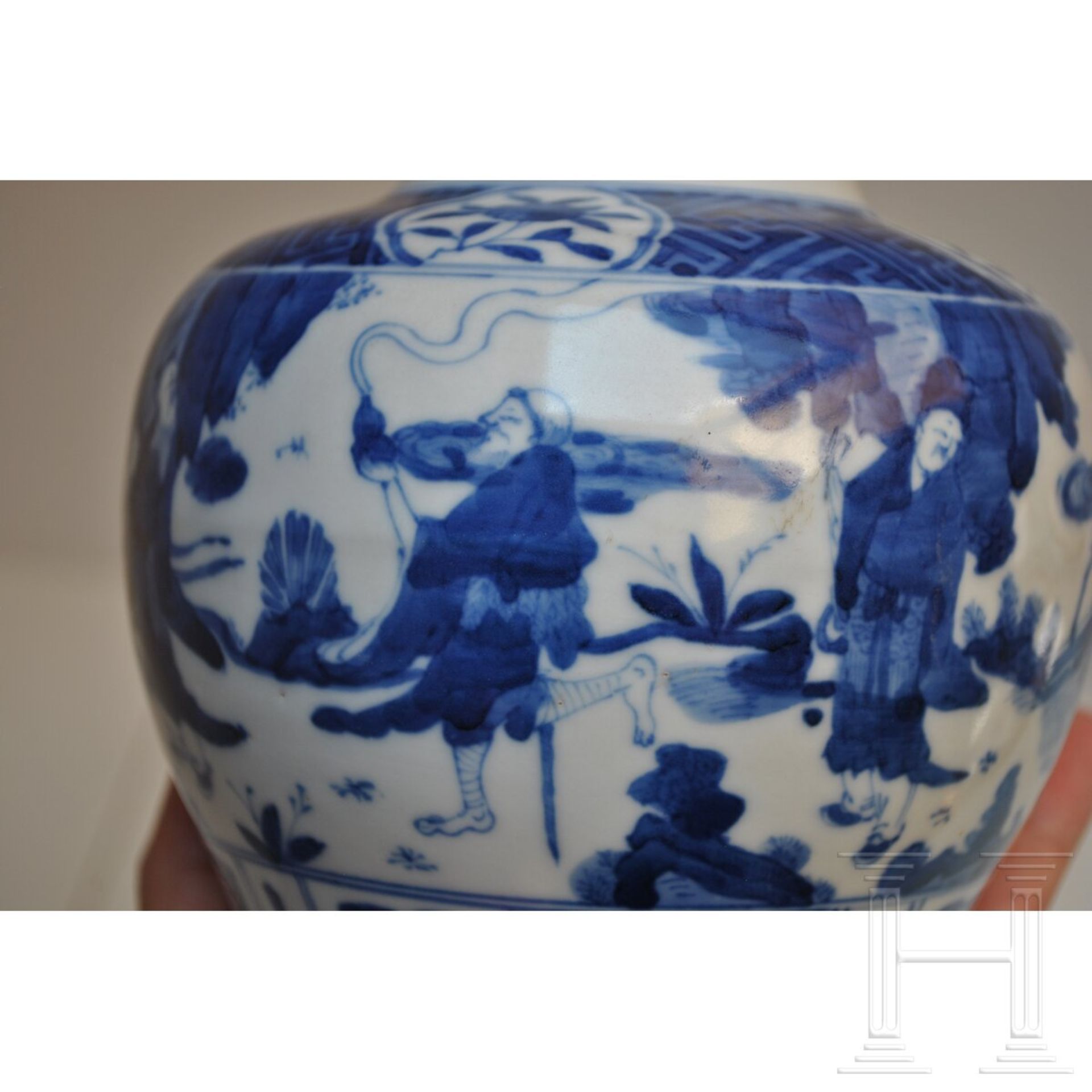 Blau-weiße Vase mit figürlicher Szene mit Wanli-Sechszeichenmarke, China, wahrscheinlich aus dieser - Image 13 of 18