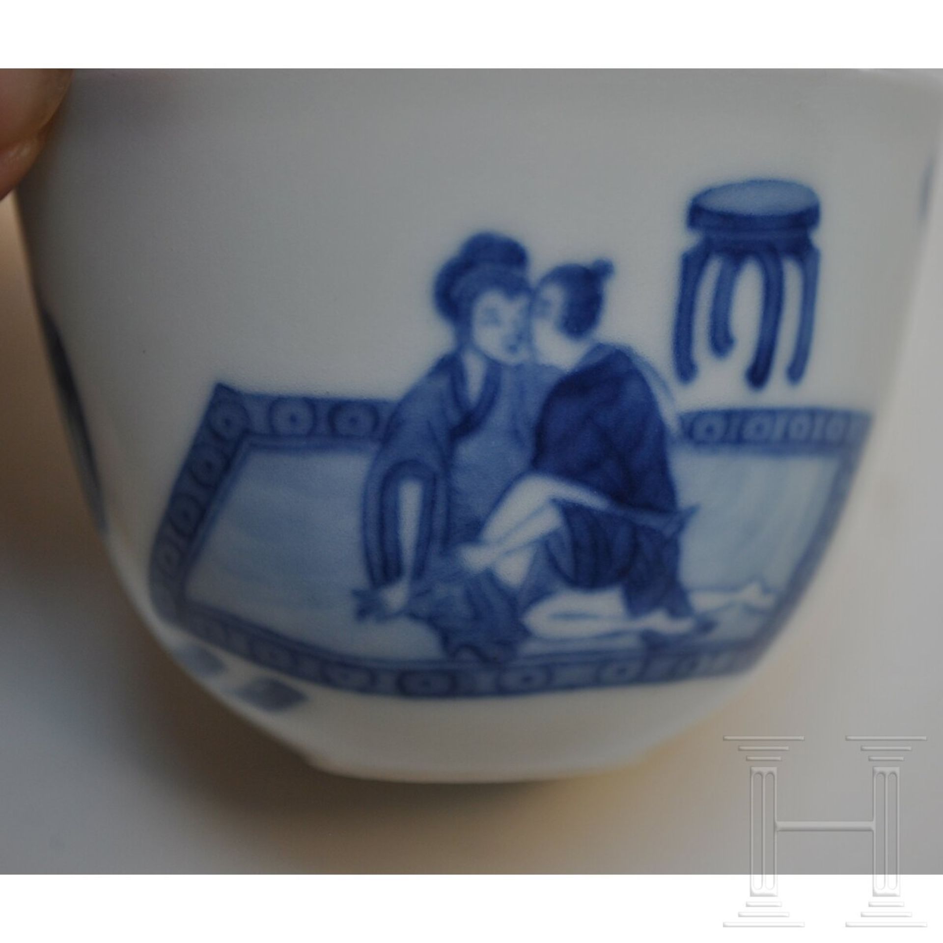 Blau-weißes Koppchen mit erotischer Darstellung und Kangxi-Marke, wohl aus dieser Zeit (18. Jhdt.) - Image 7 of 12