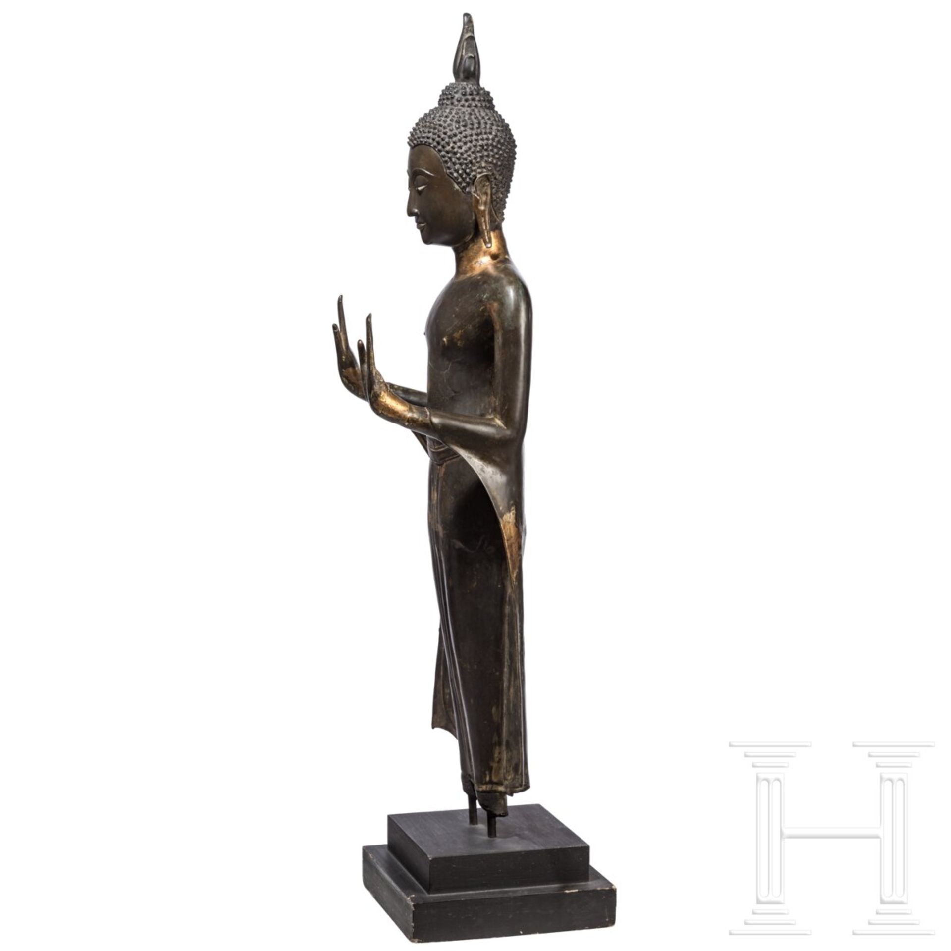 Große Bronze des stehenden Buddha, Thailand, 18./19. Jhdt. - Bild 3 aus 6