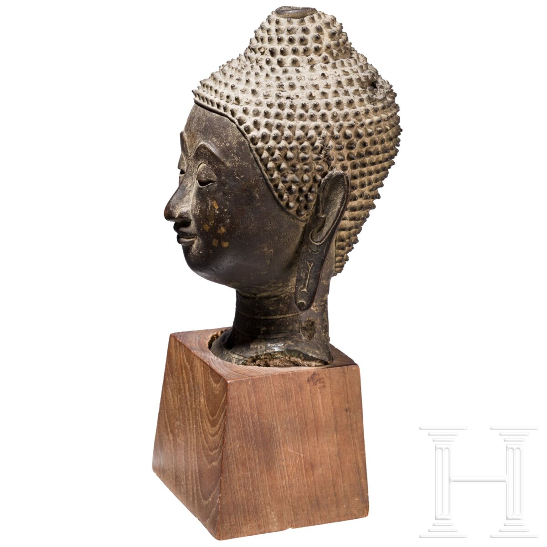 Bronzener Buddhakopf im Sukhotai-Stil, Thailand, wohl 18./frühes 19. Jhdt. - Bild 3 aus 8