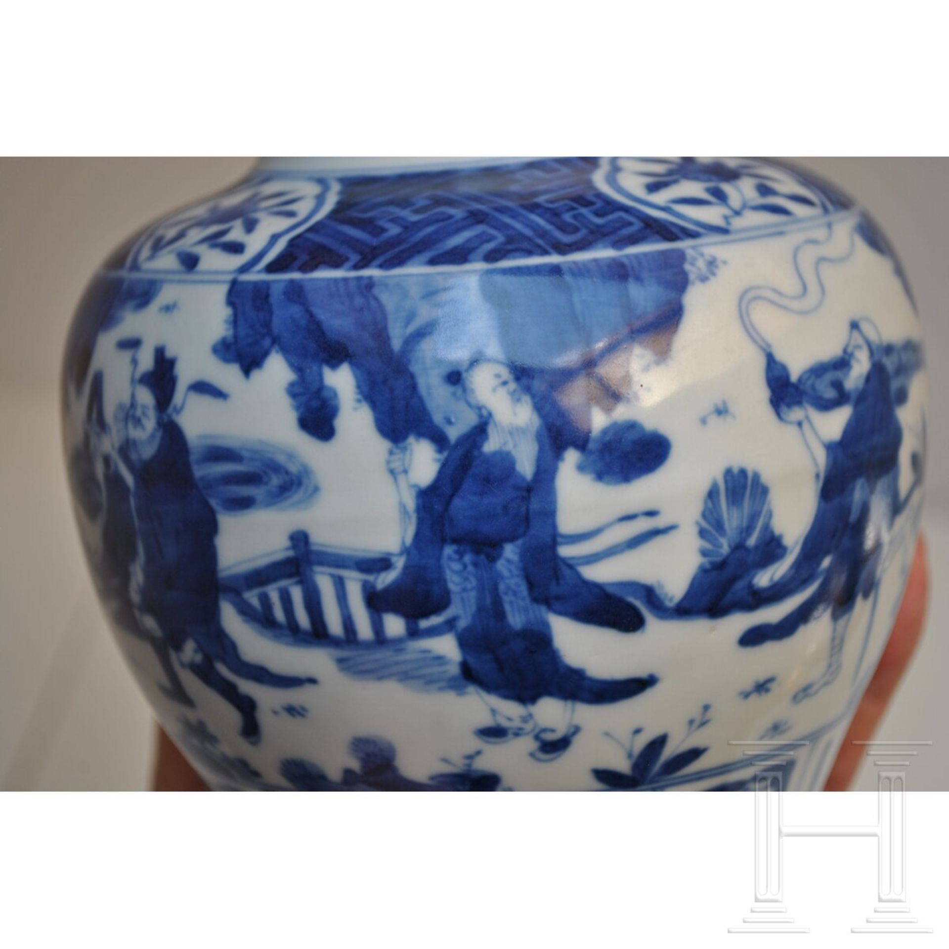 Blau-weiße Vase mit figürlicher Szene mit Wanli-Sechszeichenmarke, China, wahrscheinlich aus dieser - Image 12 of 18