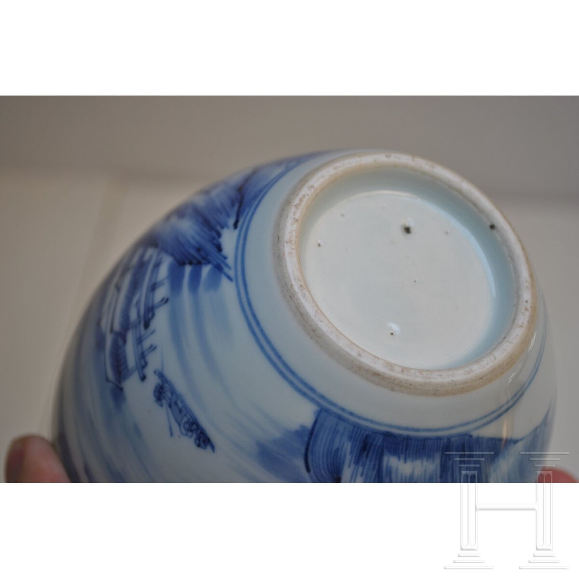 Blau-weiße Vase mit Seenlandschaft, China, wohl Kangxi-Periode (18. Jhdt.) - Bild 7 aus 15